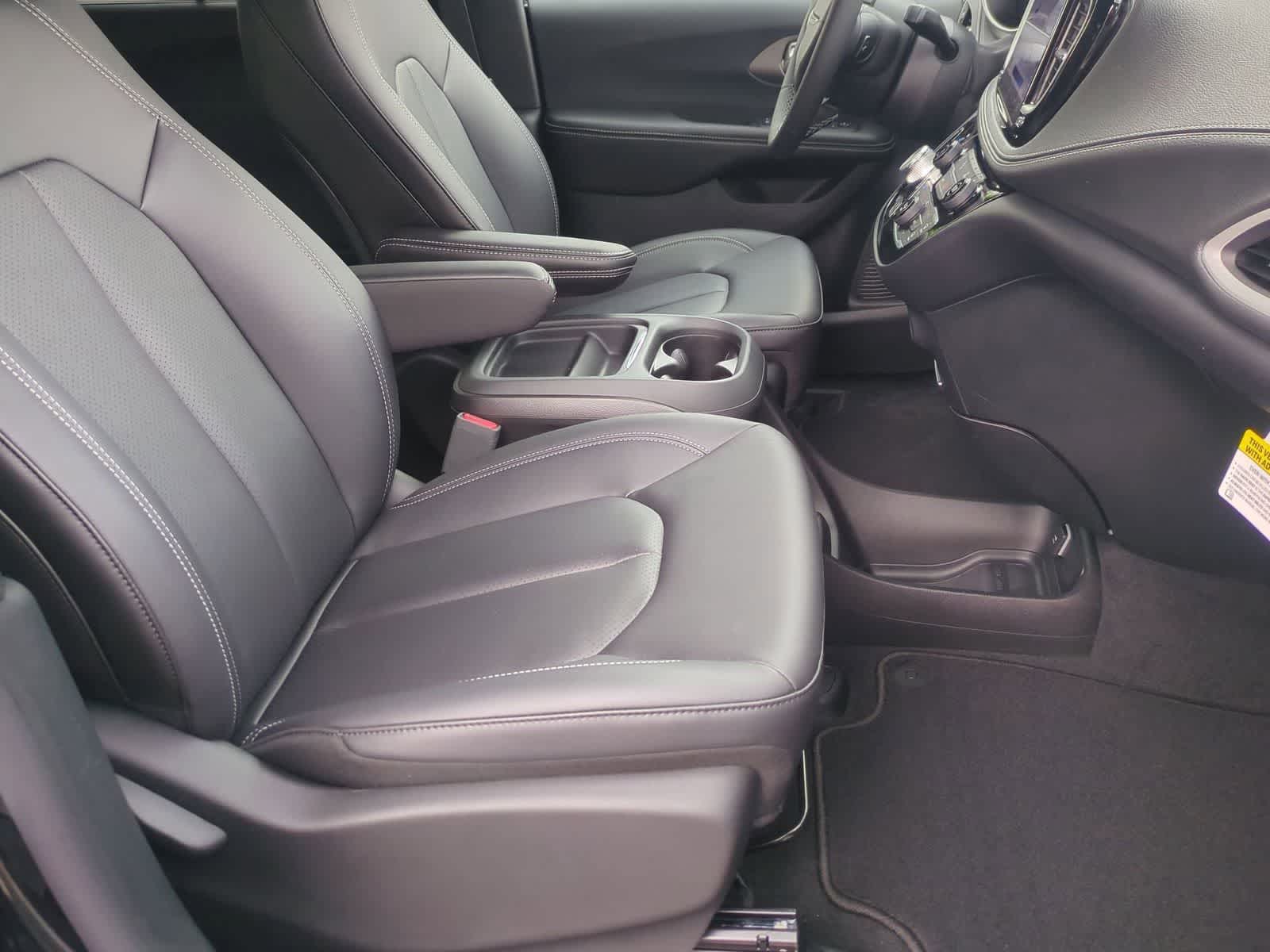 Thumbnail: 2027 Chrysler Pacifica - 21