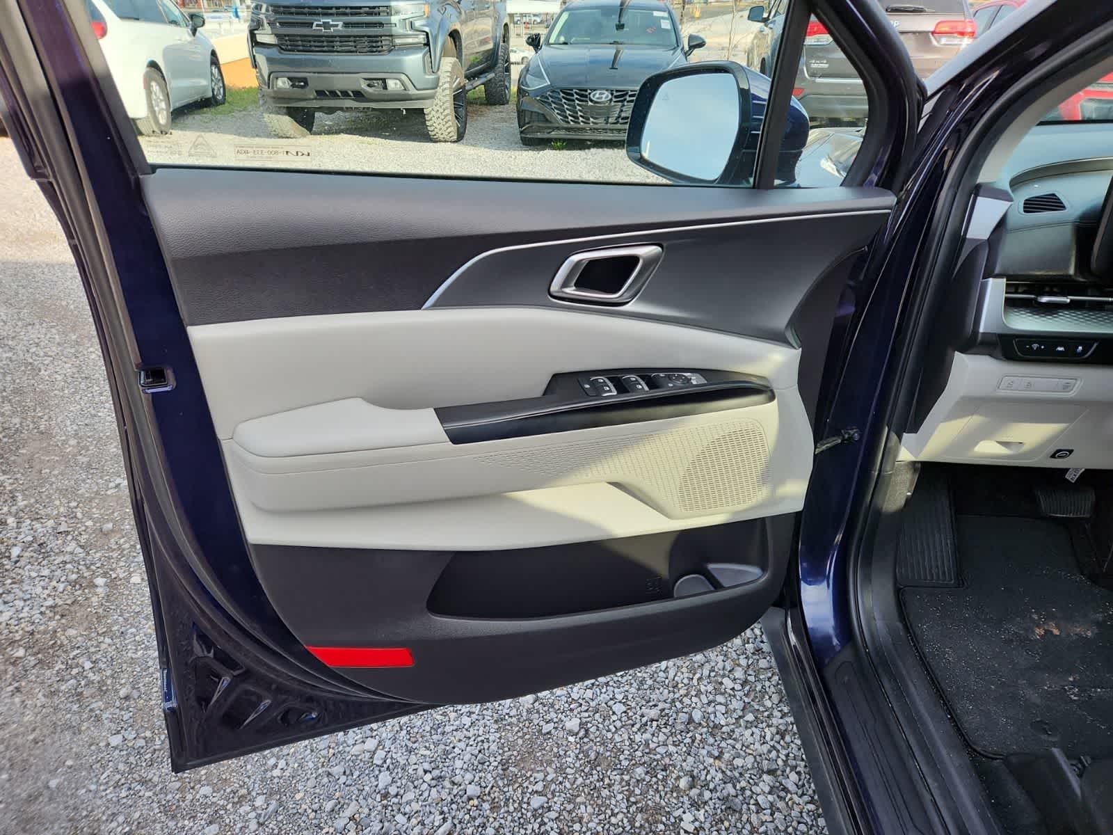 Thumbnail: 2022 Kia Carnival - 16