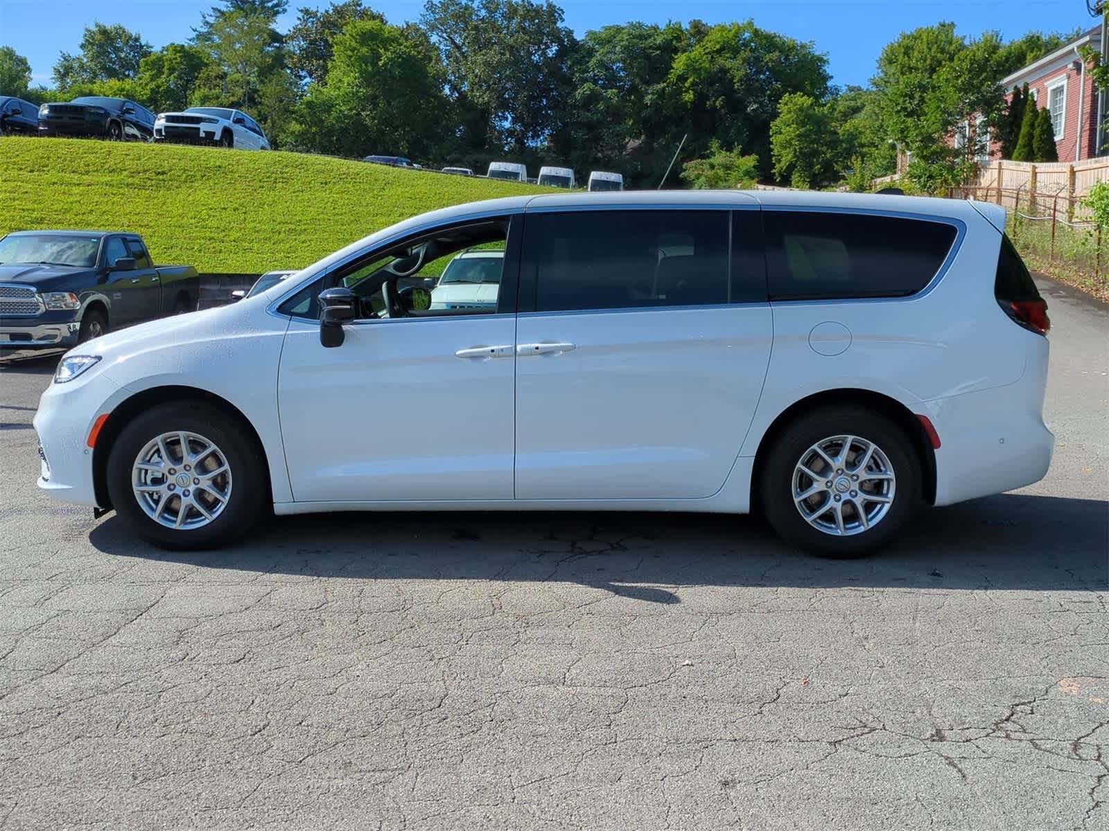 Thumbnail: 2025 Chrysler Pacifica - 5