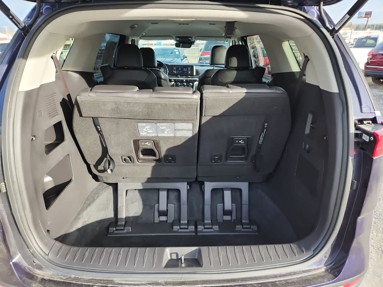 Thumbnail: 2022 Kia Carnival - 25