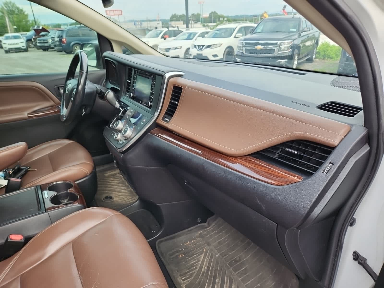 Thumbnail: 2019 Toyota Sienna - 17