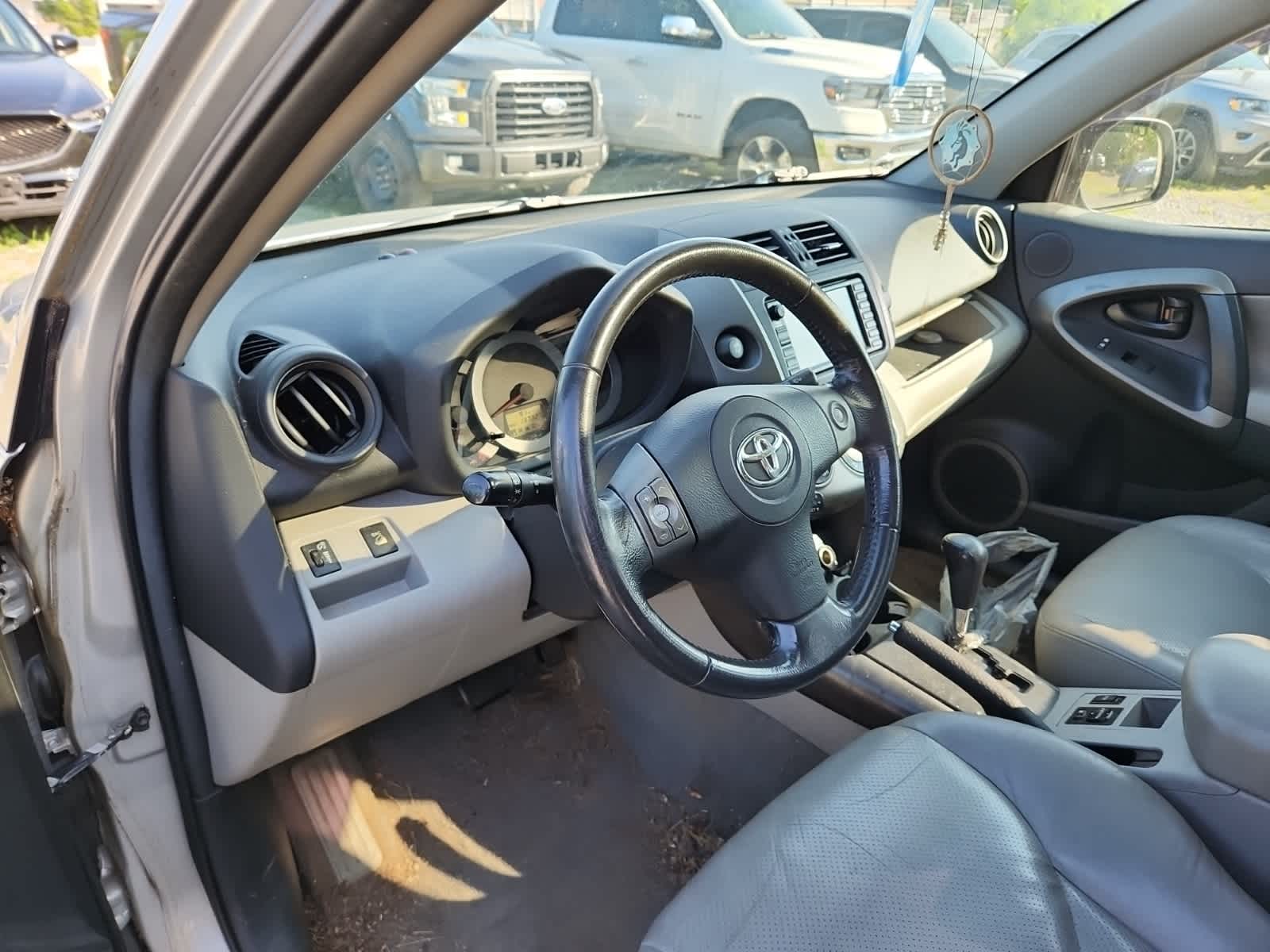 Thumbnail: 2011 Toyota RAV4 - 13