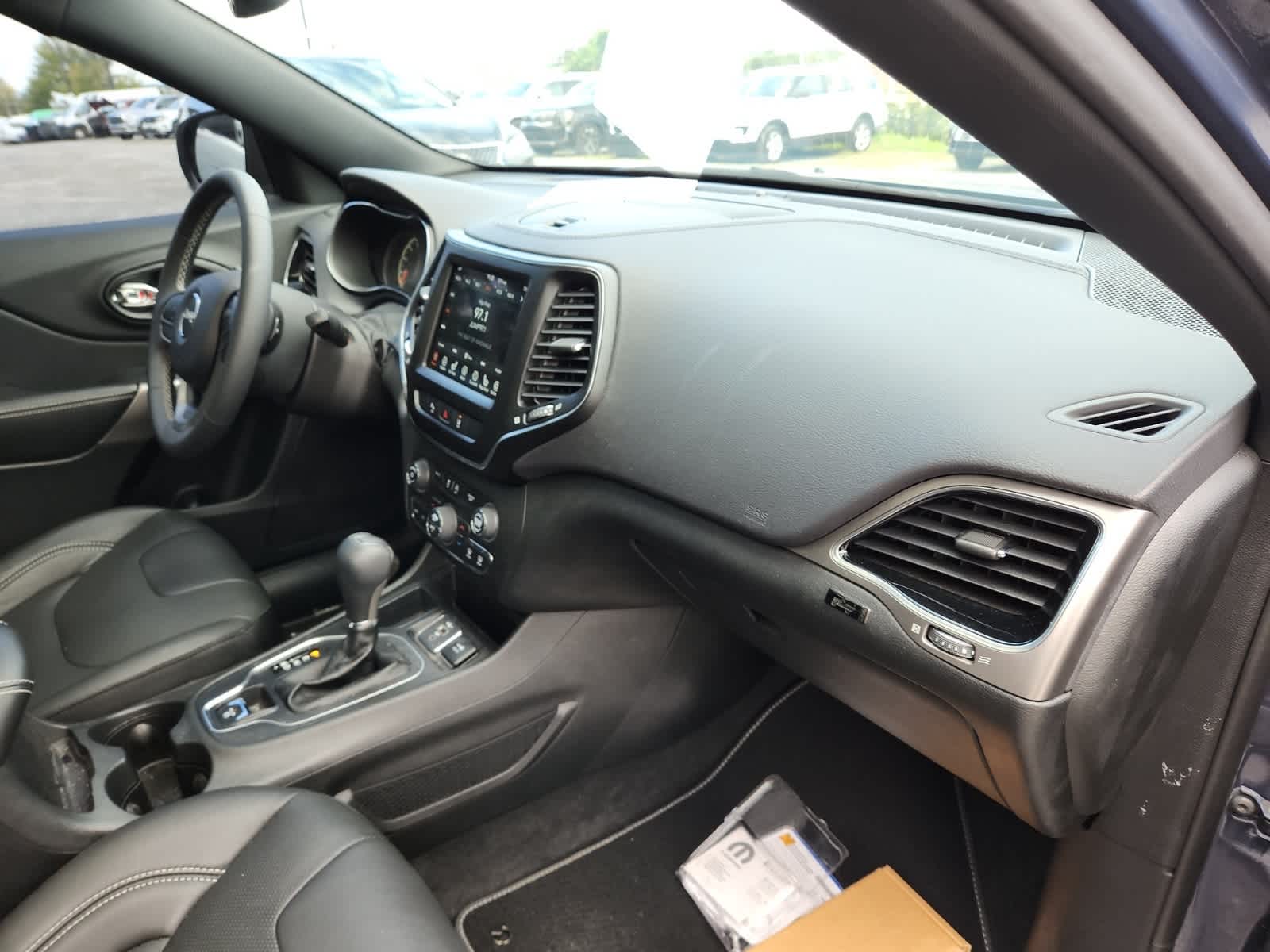 Thumbnail: 2021 Jeep Cherokee - 17