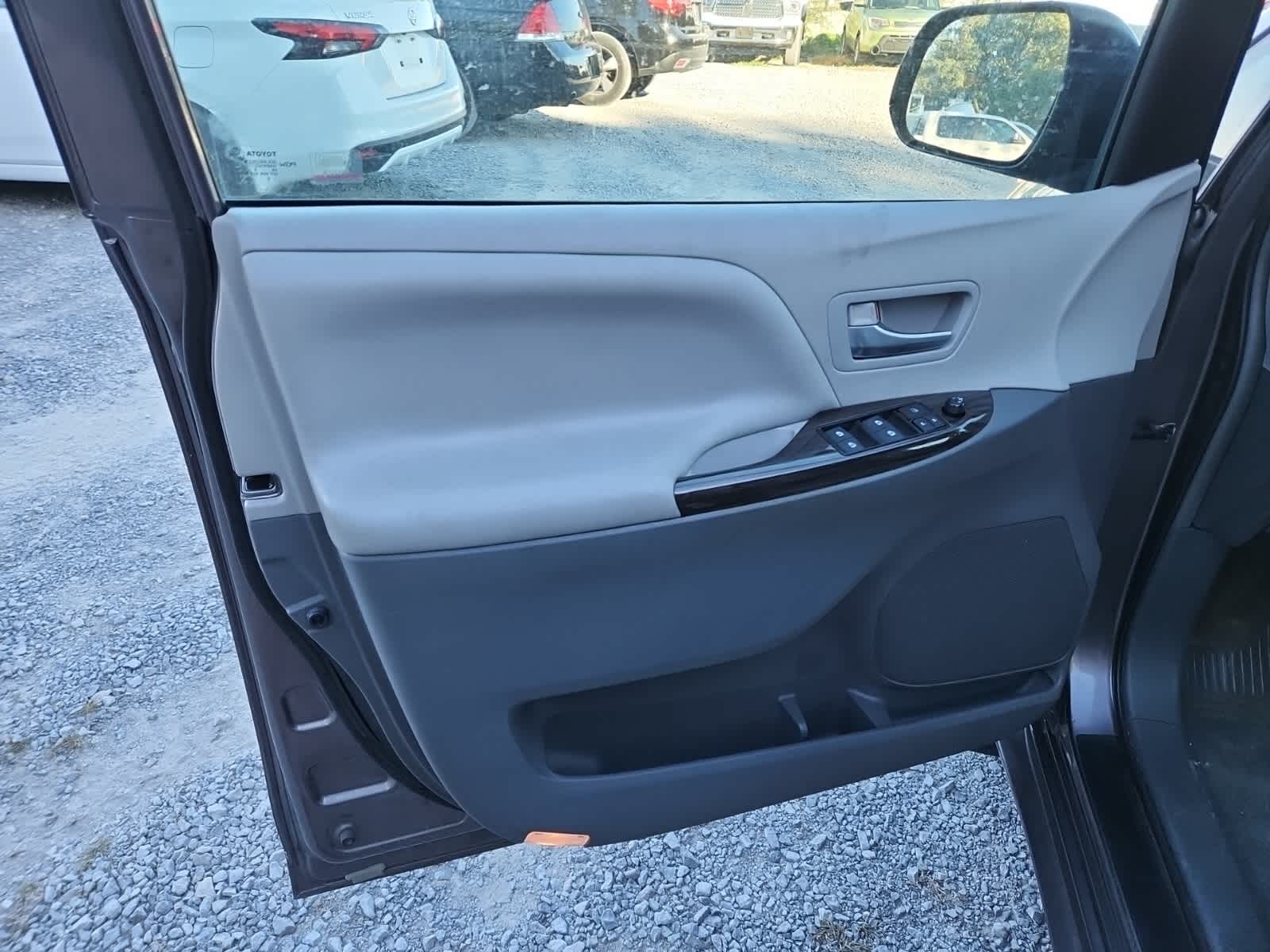 Thumbnail: 2015 Toyota Sienna - 16