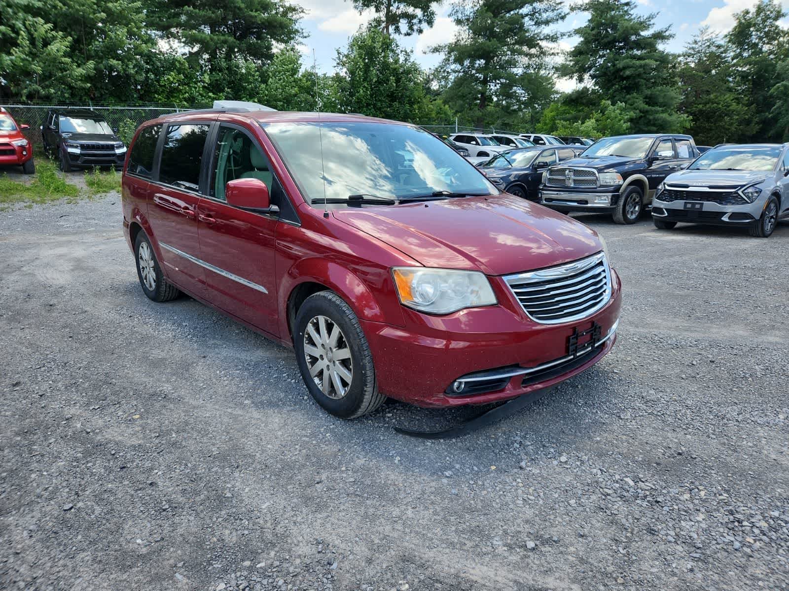 Thumbnail: 2013 Chrysler Town & Country - 7
