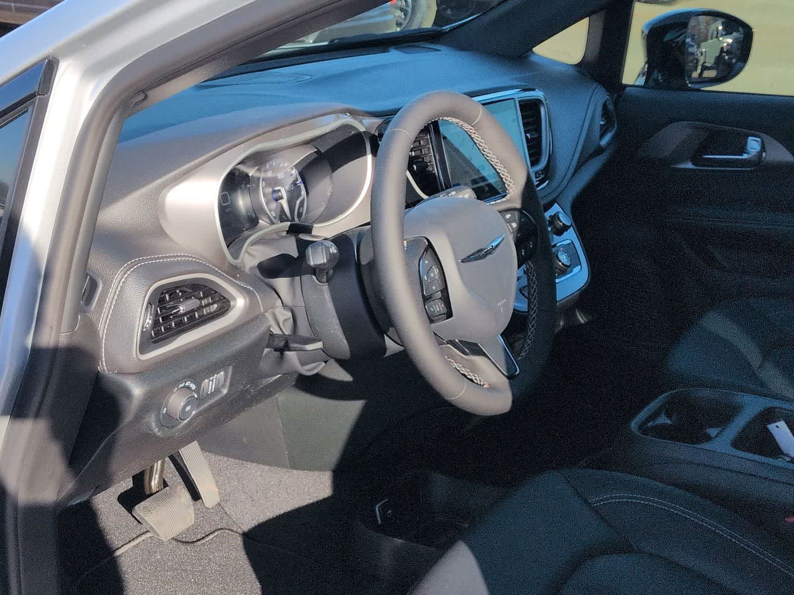 Thumbnail: 2026 Chrysler Pacifica - 2