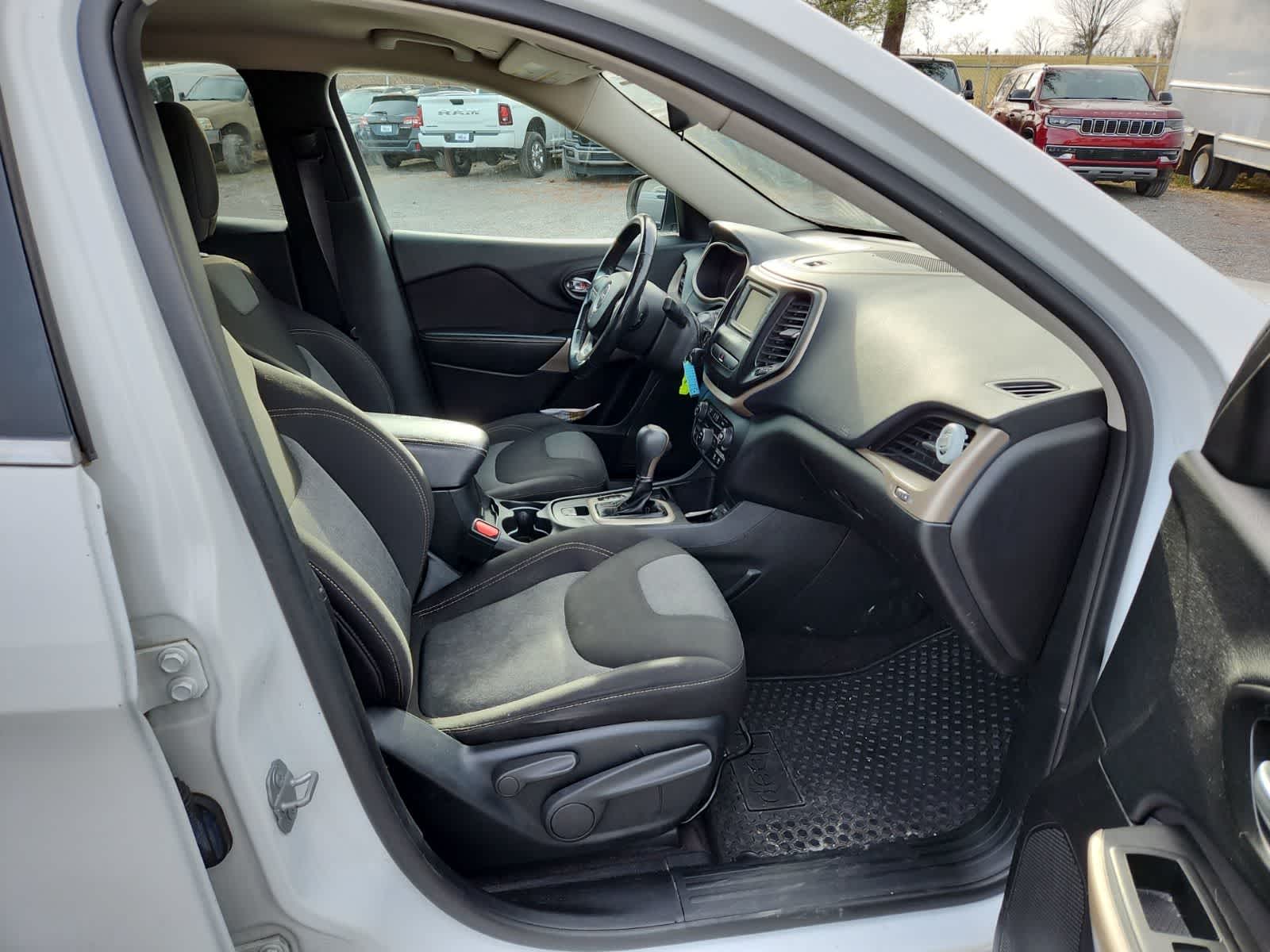 Thumbnail: 2018 Jeep Cherokee - 21