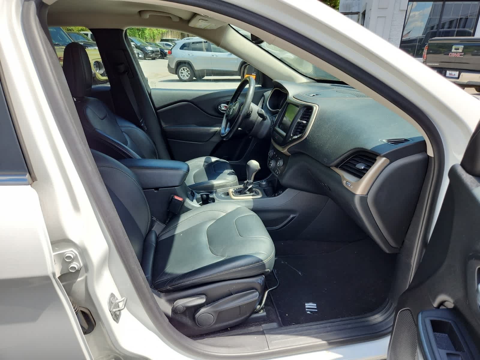 Thumbnail: 2016 Jeep Cherokee - 21