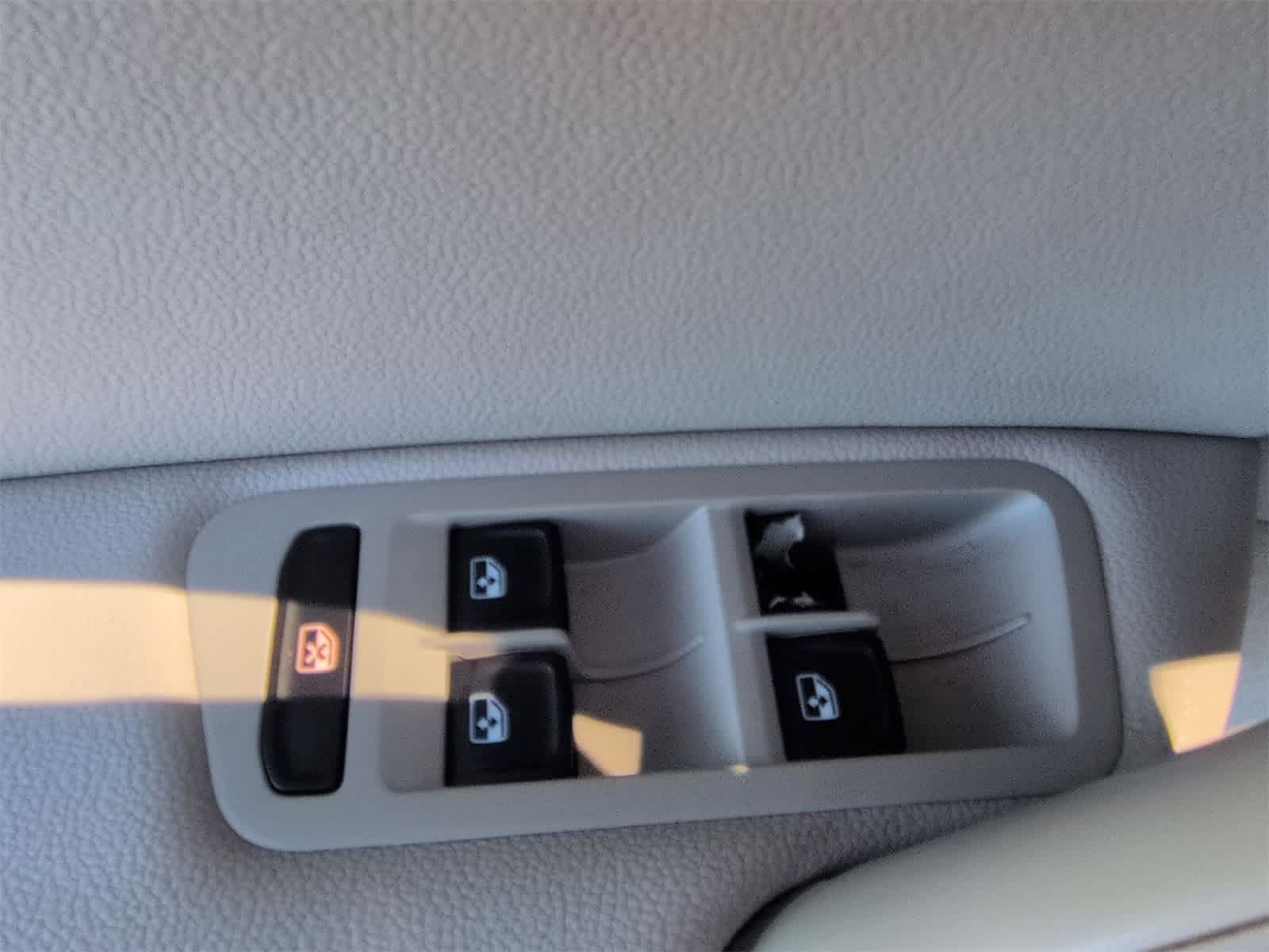 Thumbnail: 2016 Volkswagen e-Golf - 17