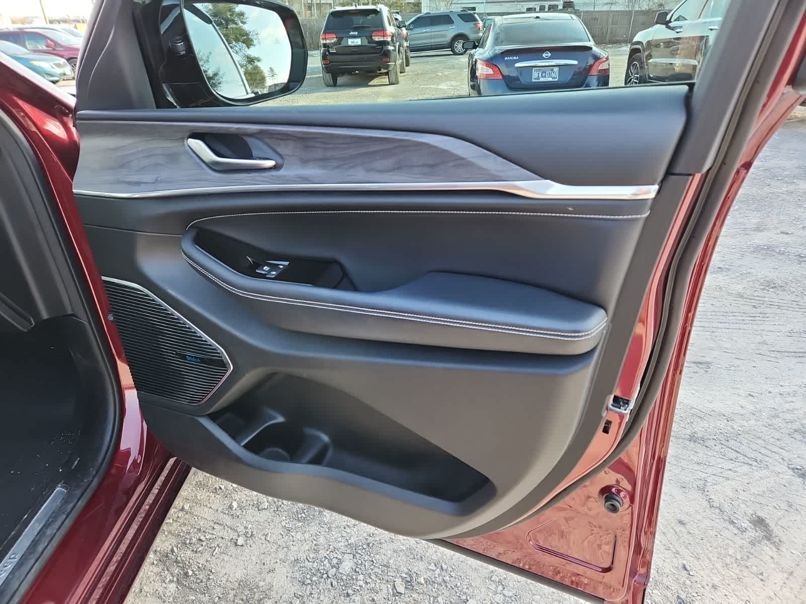 Thumbnail: 2022 Jeep Grand Cherokee L - 22