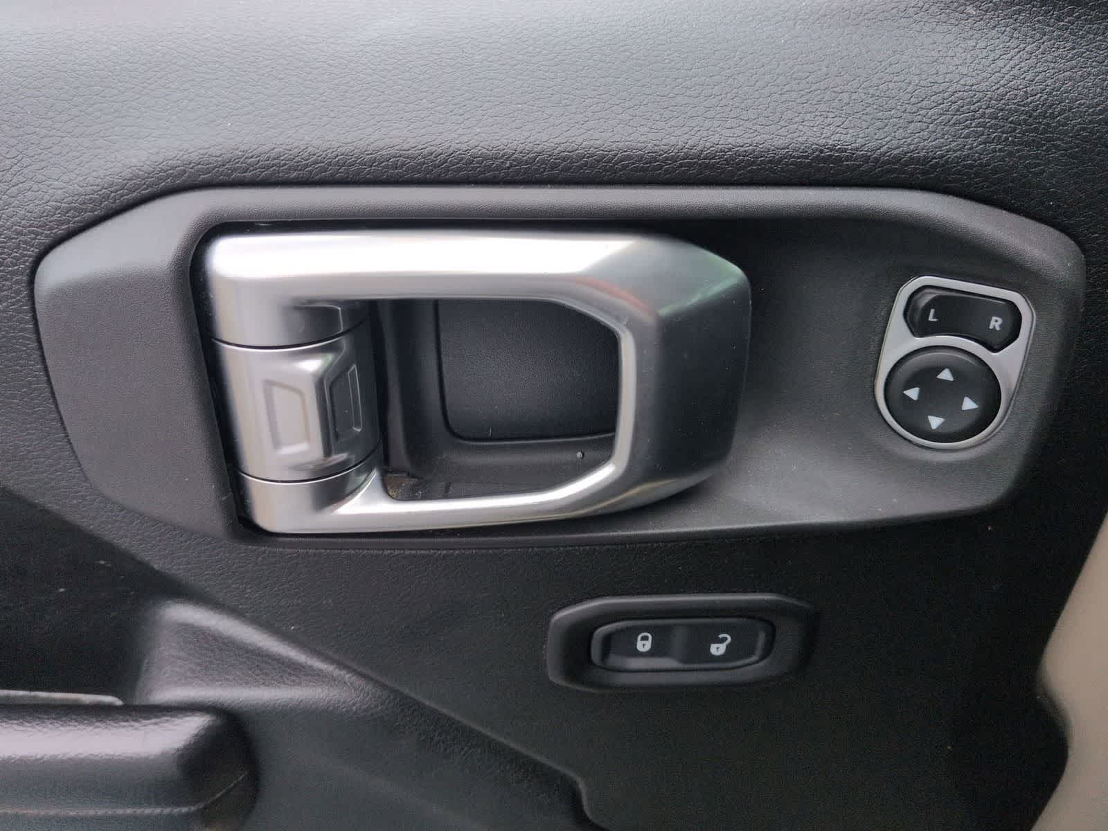 Thumbnail: 2020 Jeep Gladiator - 16