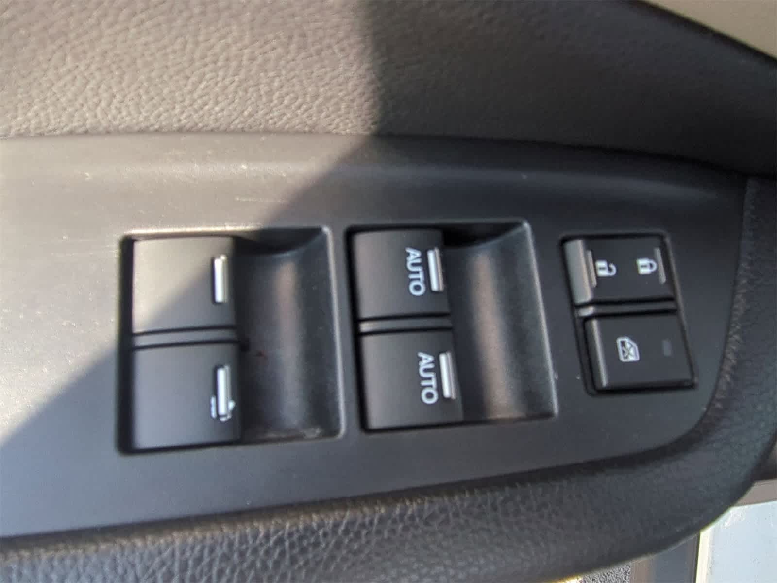 Thumbnail: 2018 Honda Pilot - 17
