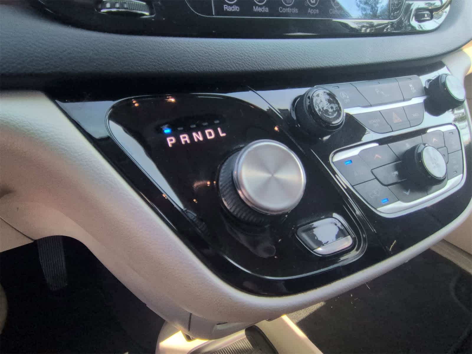 Thumbnail: 2017 Chrysler Pacifica - 32
