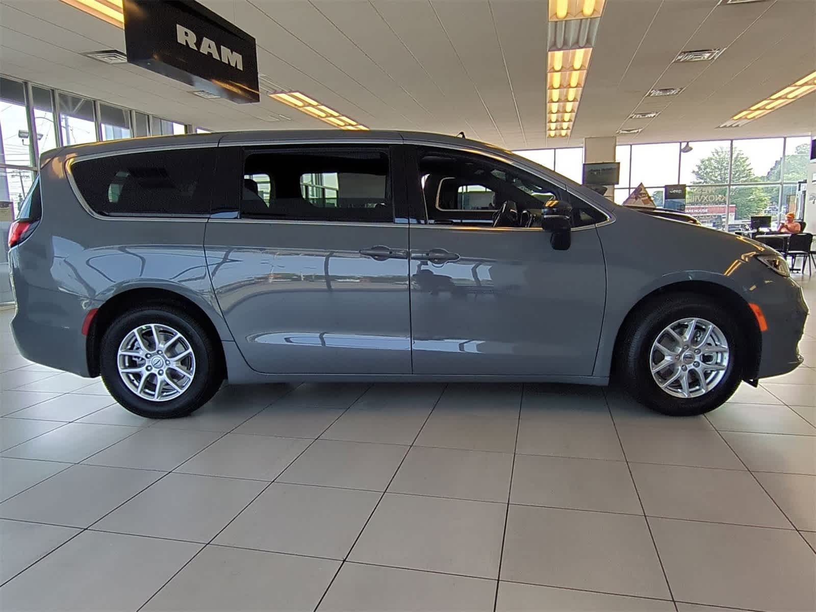 Thumbnail: 2025 Chrysler Pacifica - 9