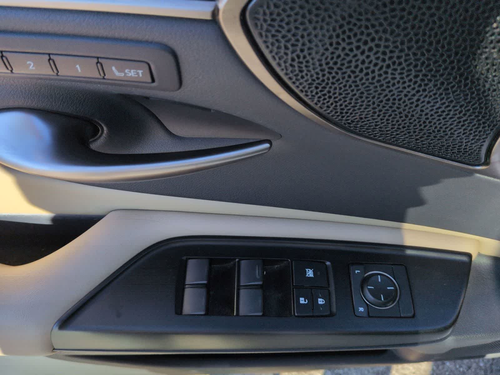 Thumbnail: 2019 Lexus ES - 15