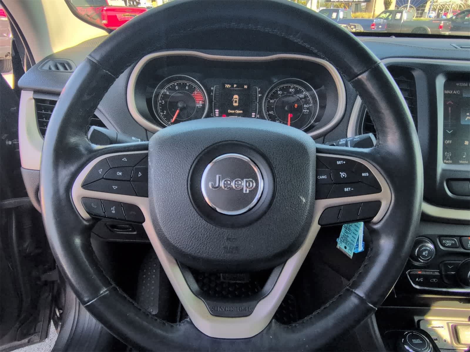 Thumbnail: 2018 Jeep Cherokee - 21