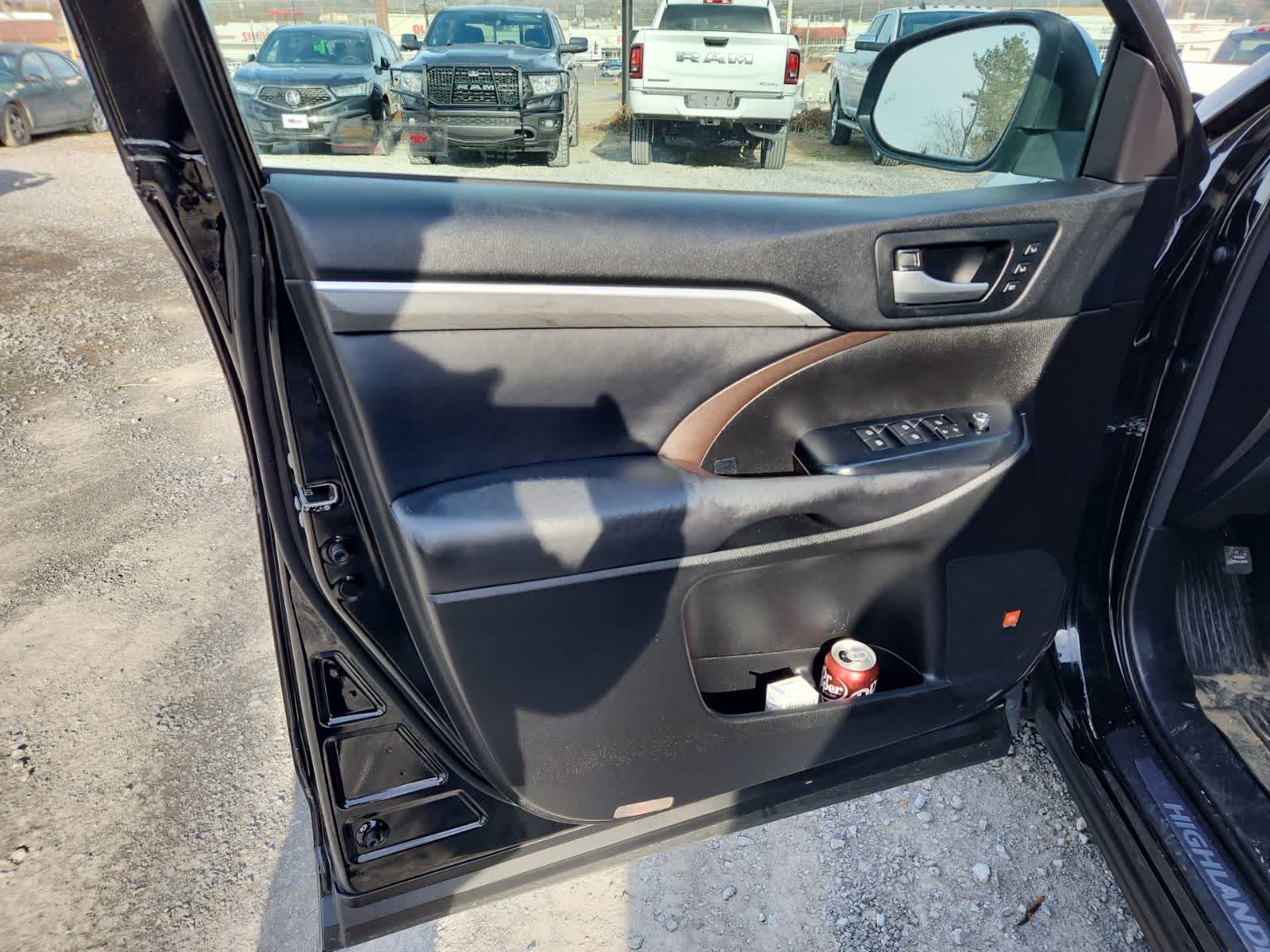 Thumbnail: 2018 Toyota Highlander - 16