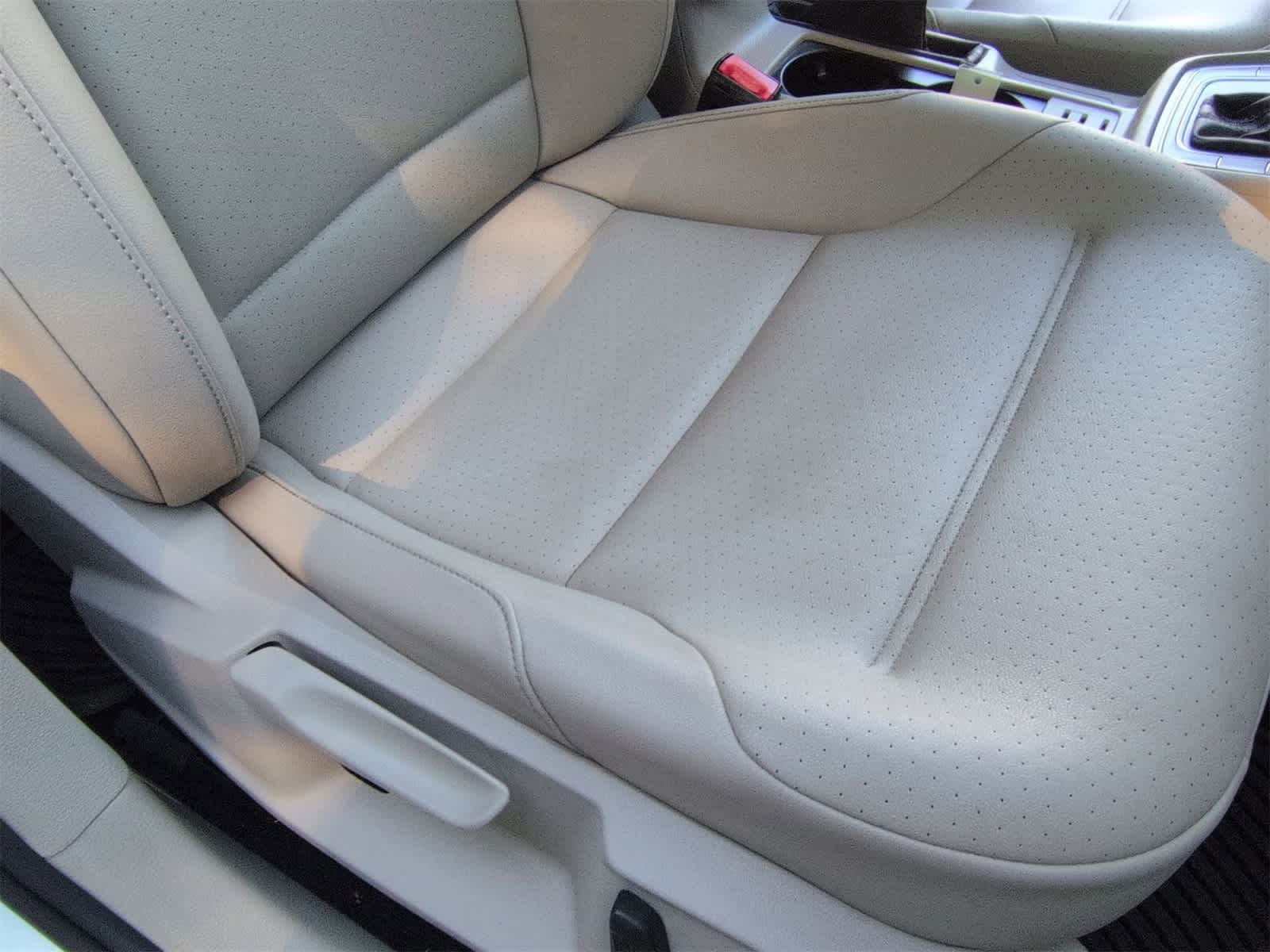 Thumbnail: 2016 Volkswagen e-Golf - 21