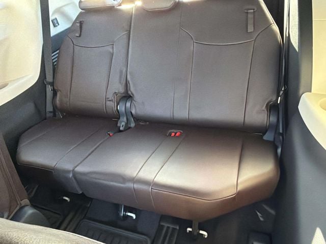 2021 Toyota Sienna Platinum - Photo 11