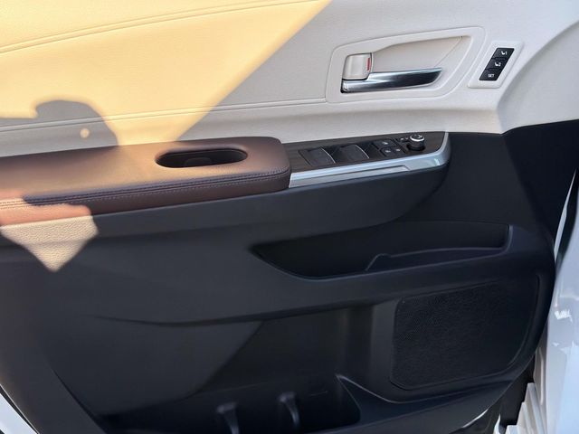 2021 Toyota Sienna Platinum - Photo 16