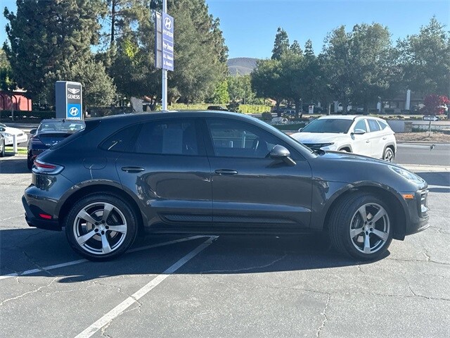 2022 Porsche Macan photo 3