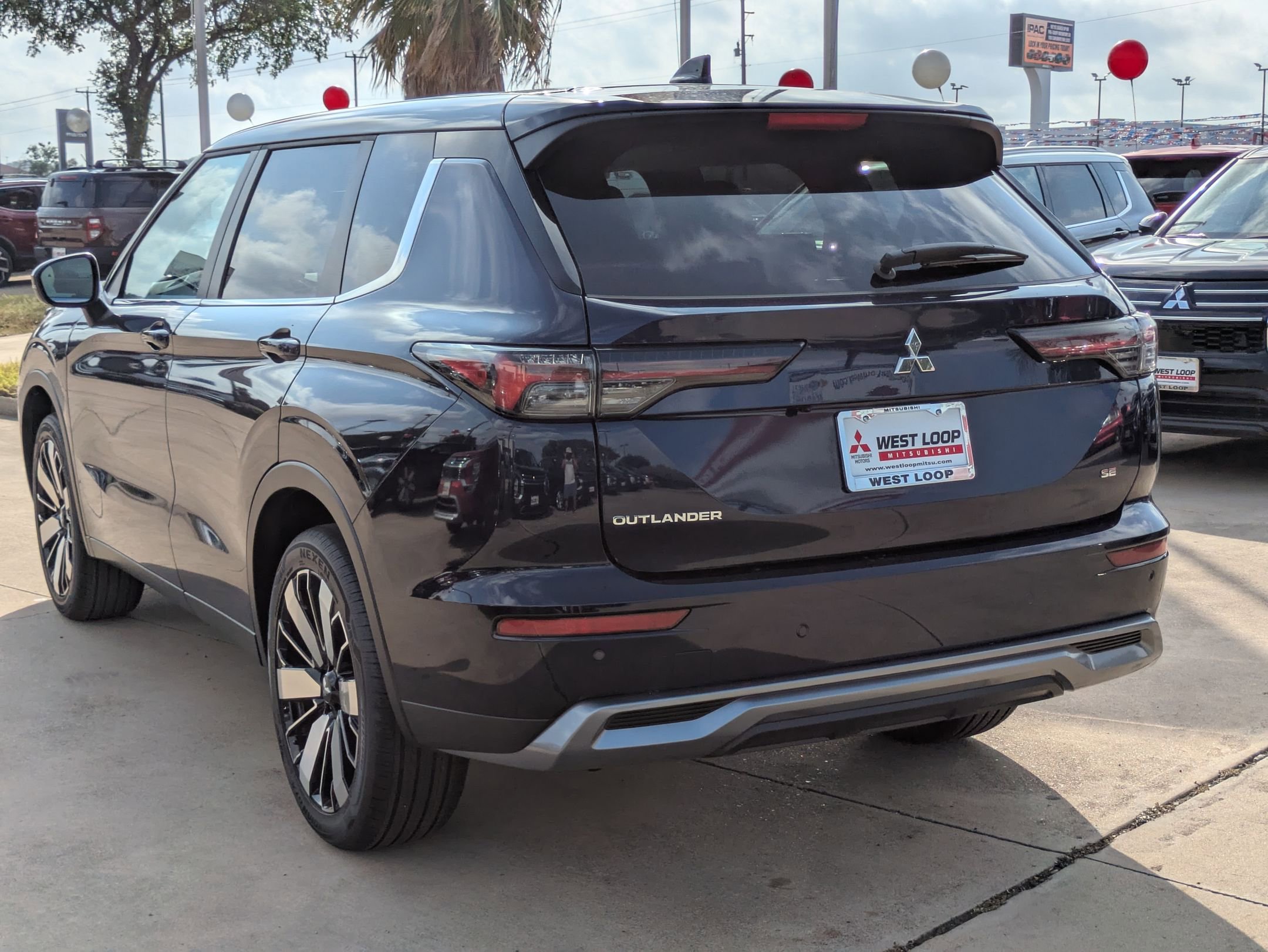 2025 Mitsubishi Outlander SE photo 3