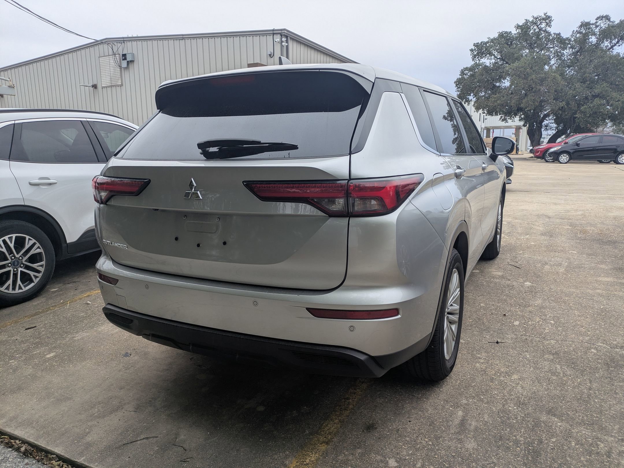 2024 Mitsubishi Outlander ES photo 2