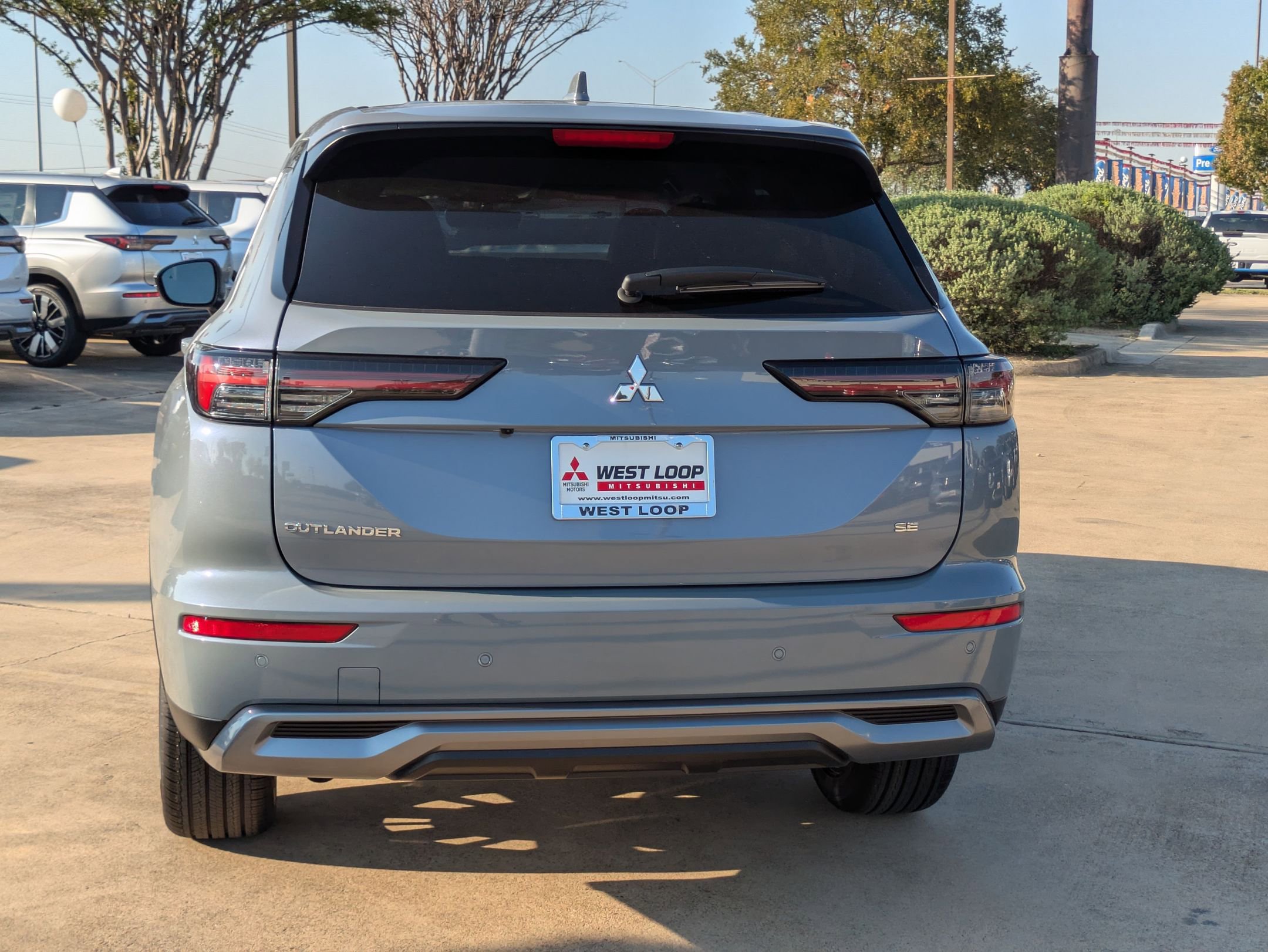 2025 Mitsubishi Outlander SE photo 2