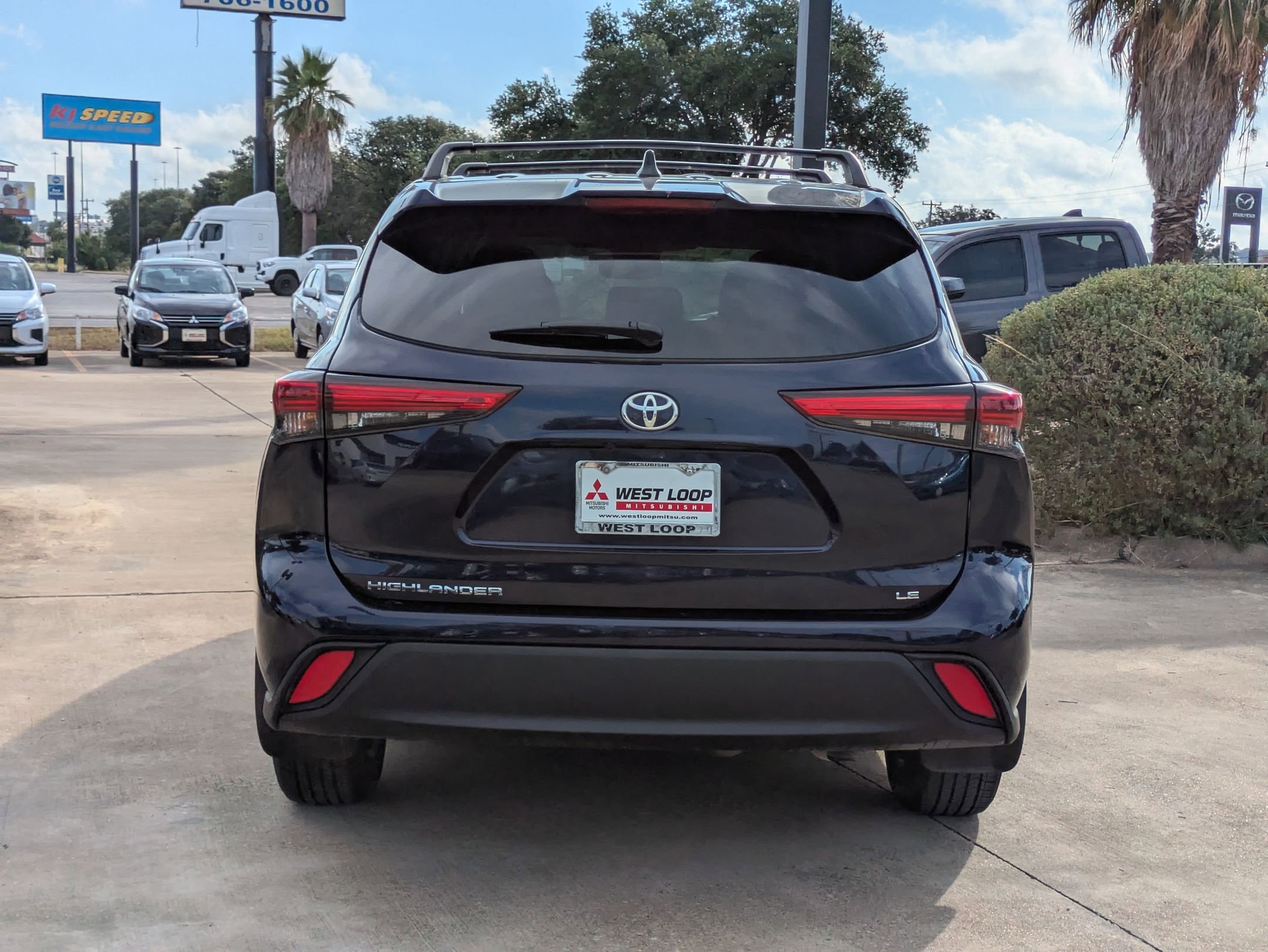 2022 Toyota Highlander LE photo 4