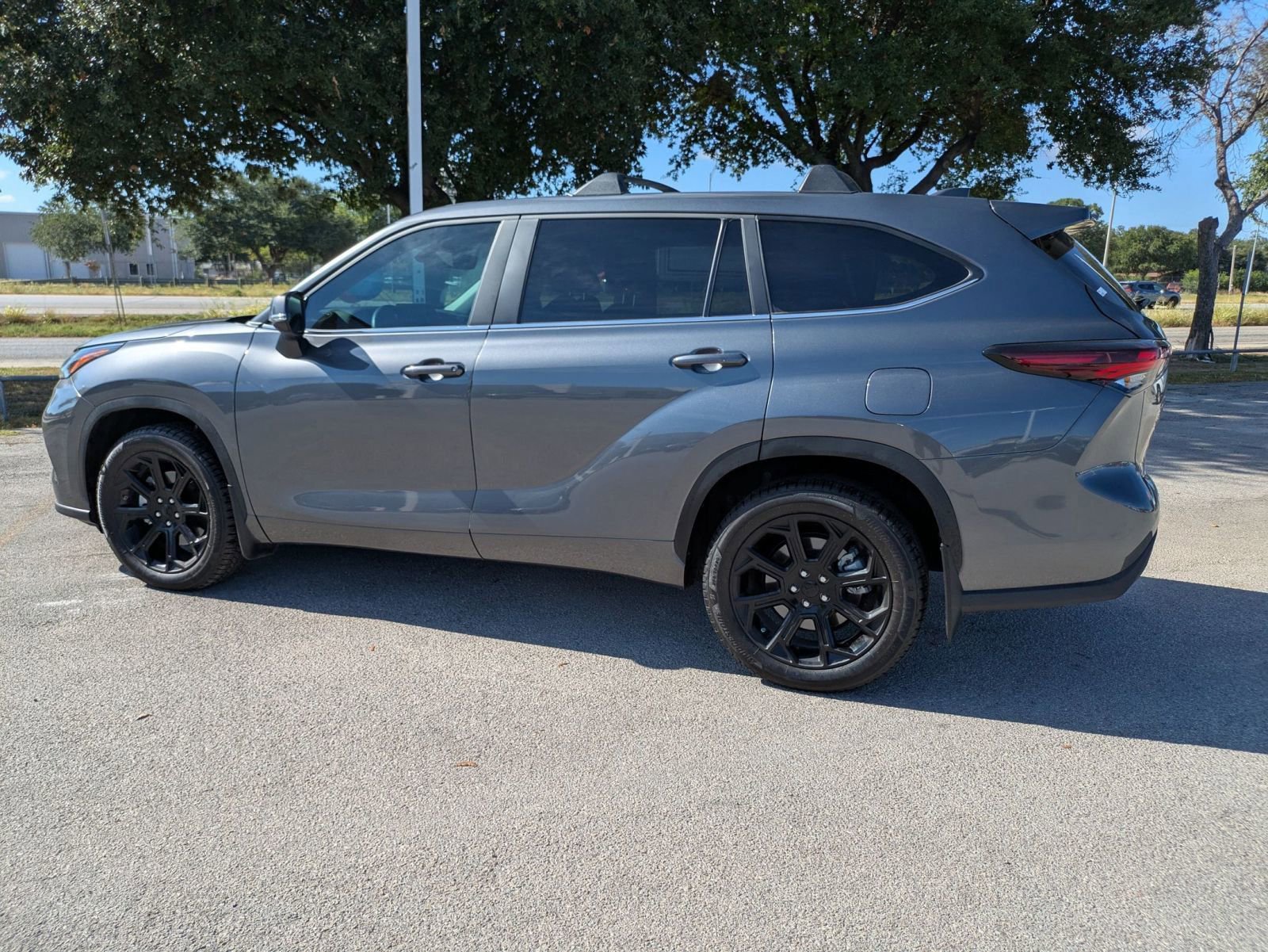 2024 Toyota Highlander LE photo 2