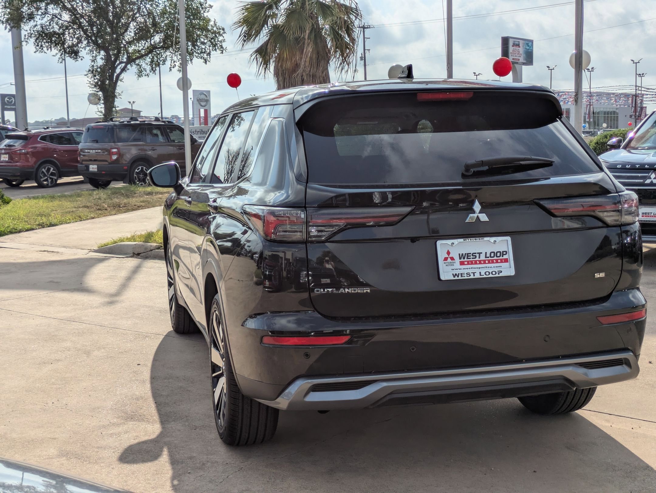 2025 Mitsubishi Outlander SE photo 2