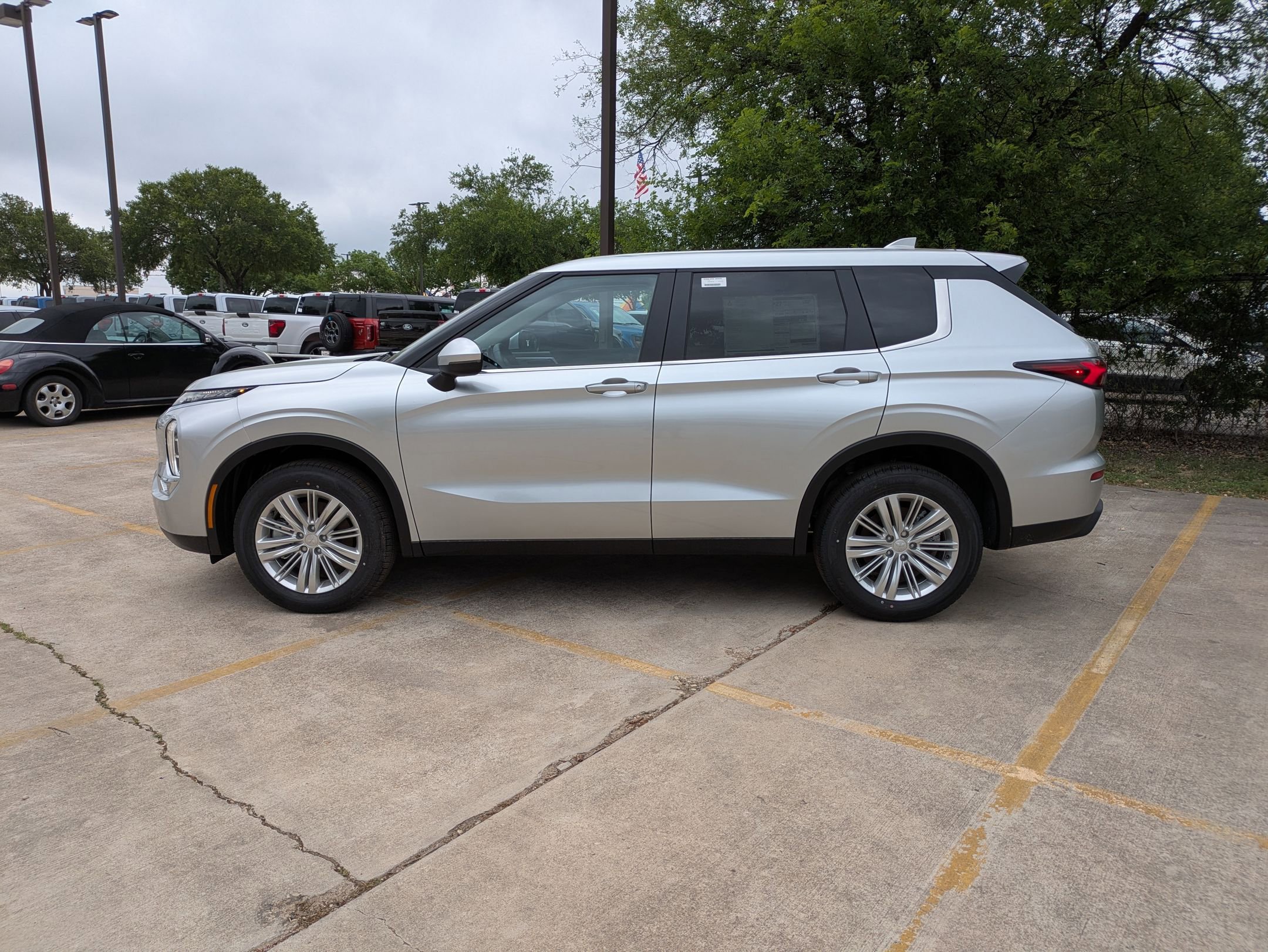 2024 Mitsubishi Outlander ES photo 2
