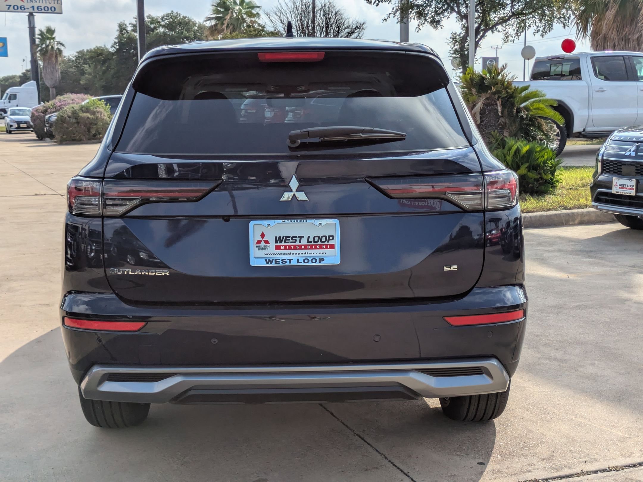 2025 Mitsubishi Outlander SE photo 4