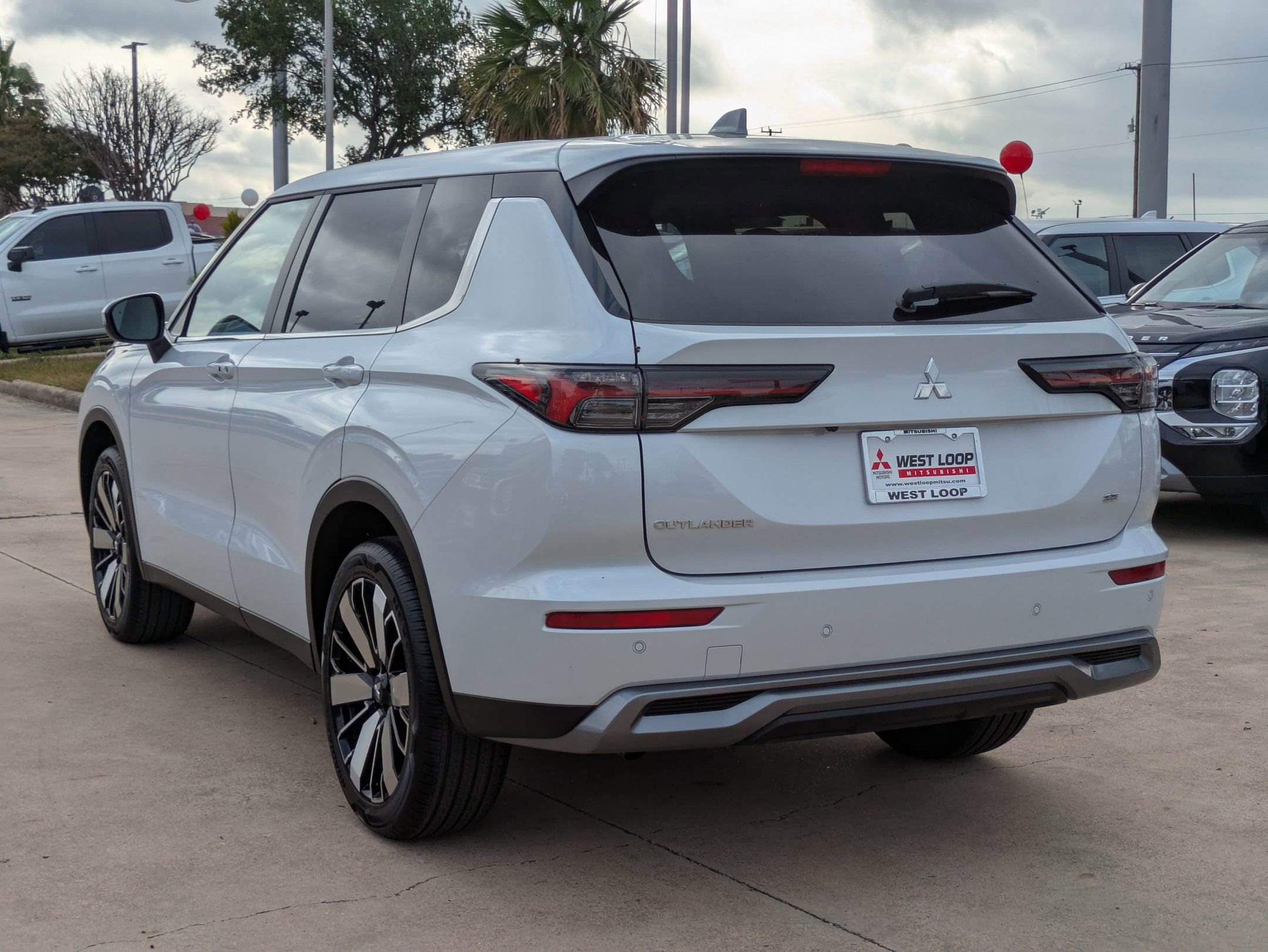 2025 Mitsubishi Outlander SE photo 2