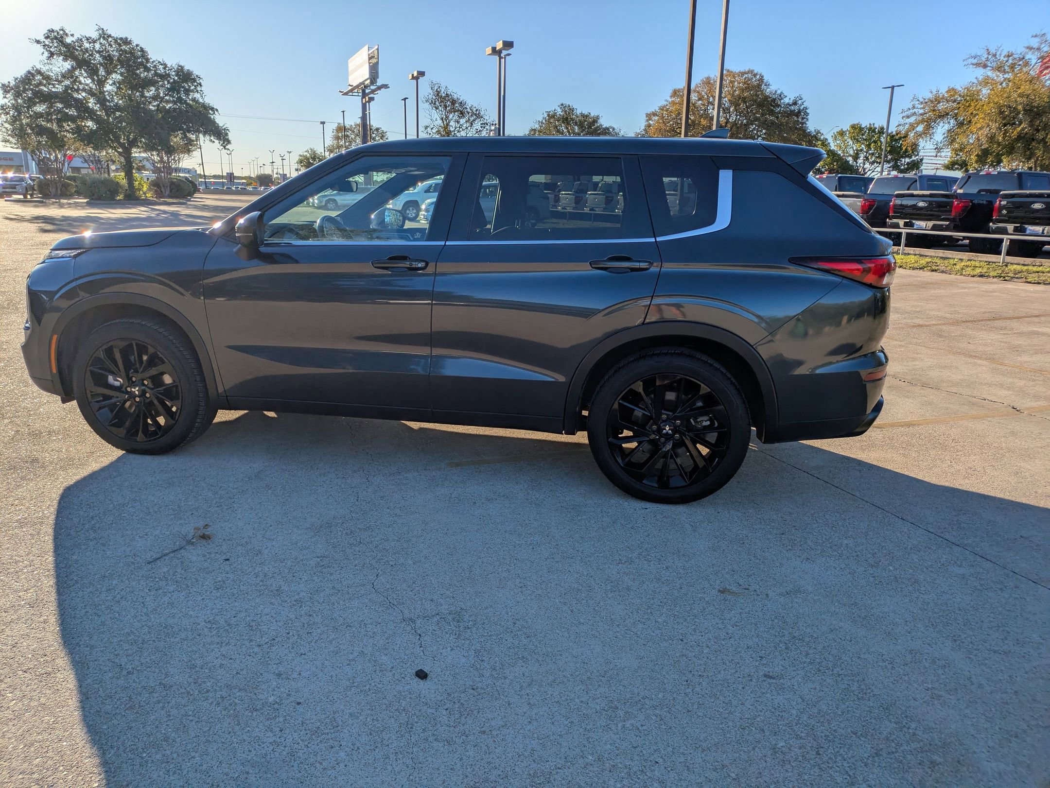 2024 Mitsubishi Outlander SE Black Edition photo 2