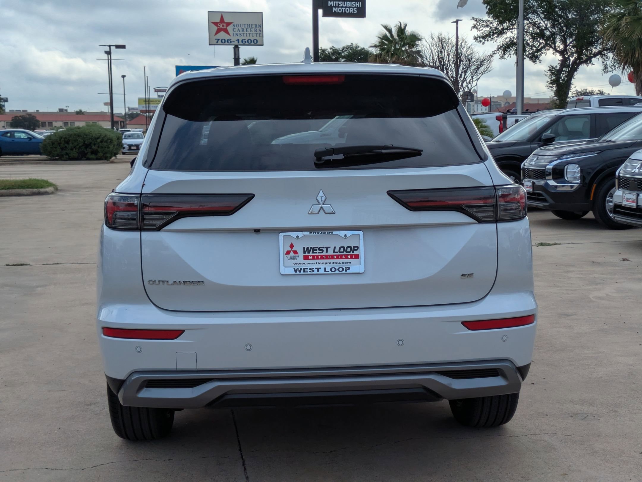 2025 Mitsubishi Outlander SE photo 3