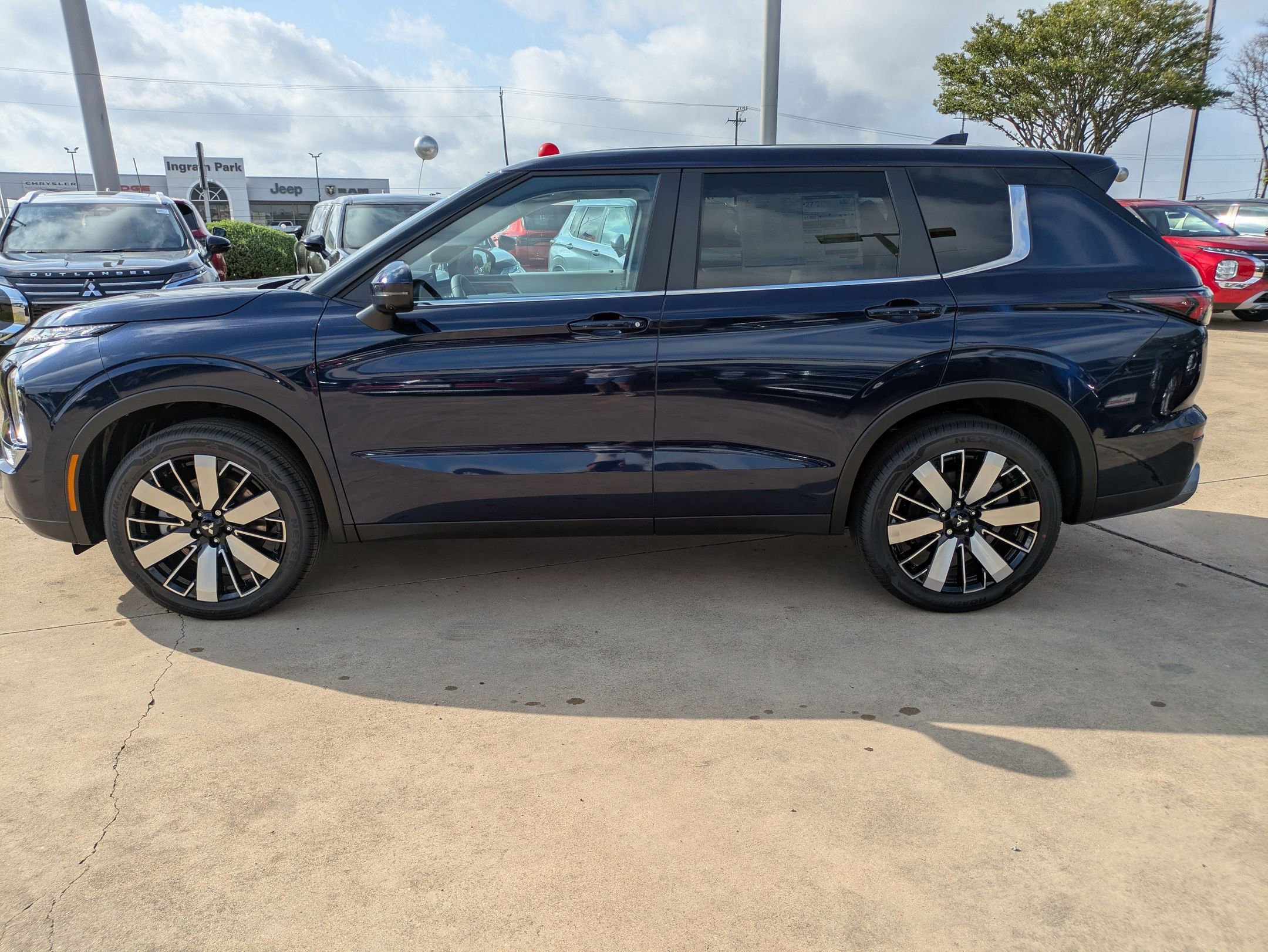 2025 Mitsubishi Outlander SE photo 2