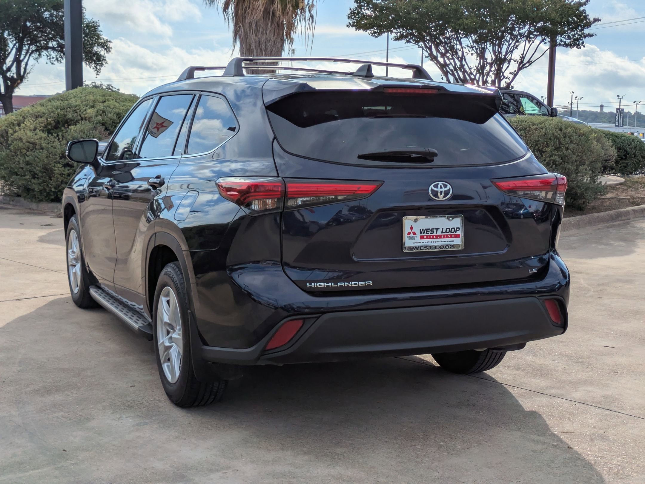 2022 Toyota Highlander LE photo 3
