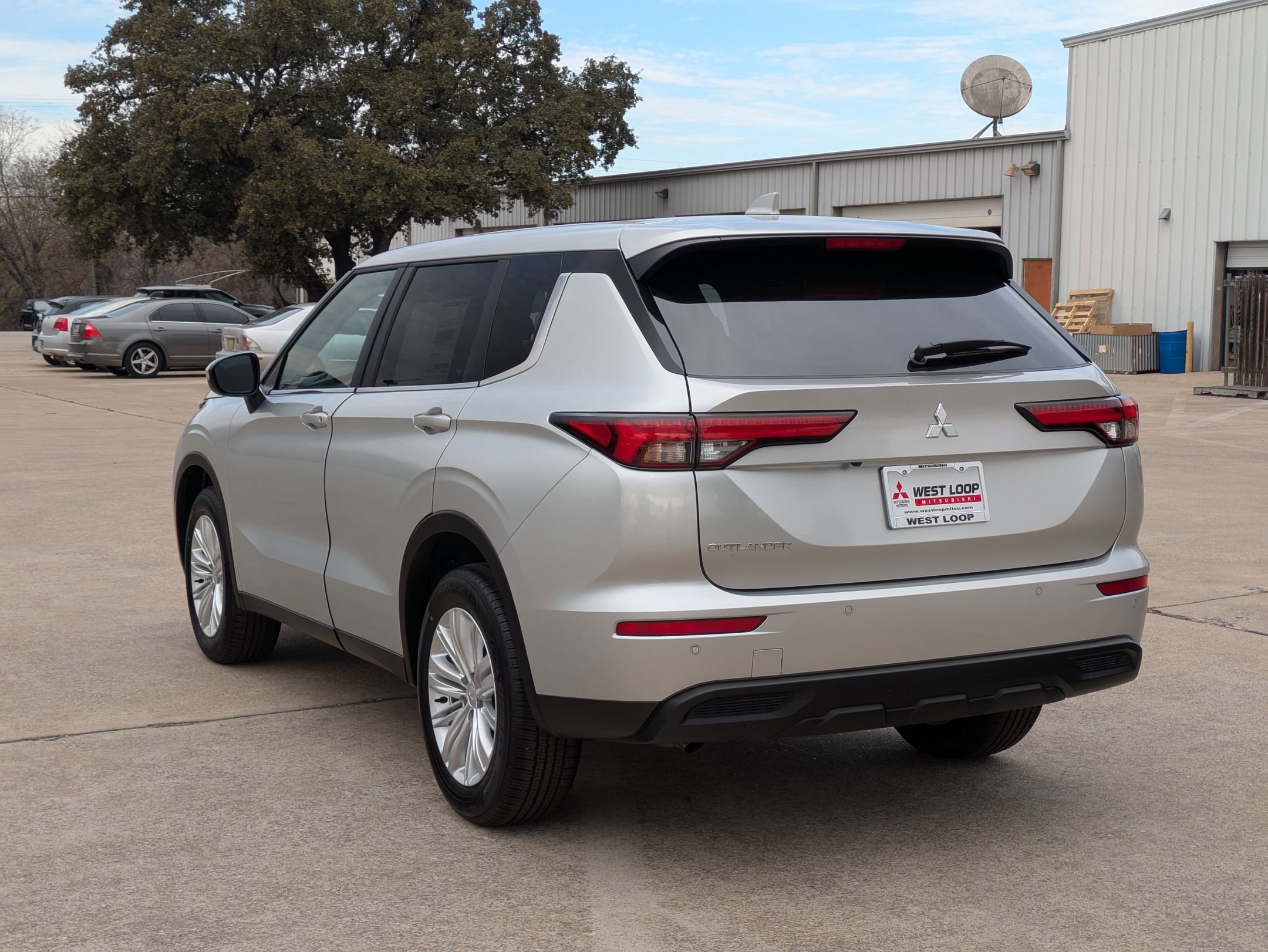 2024 Mitsubishi Outlander ES photo 2
