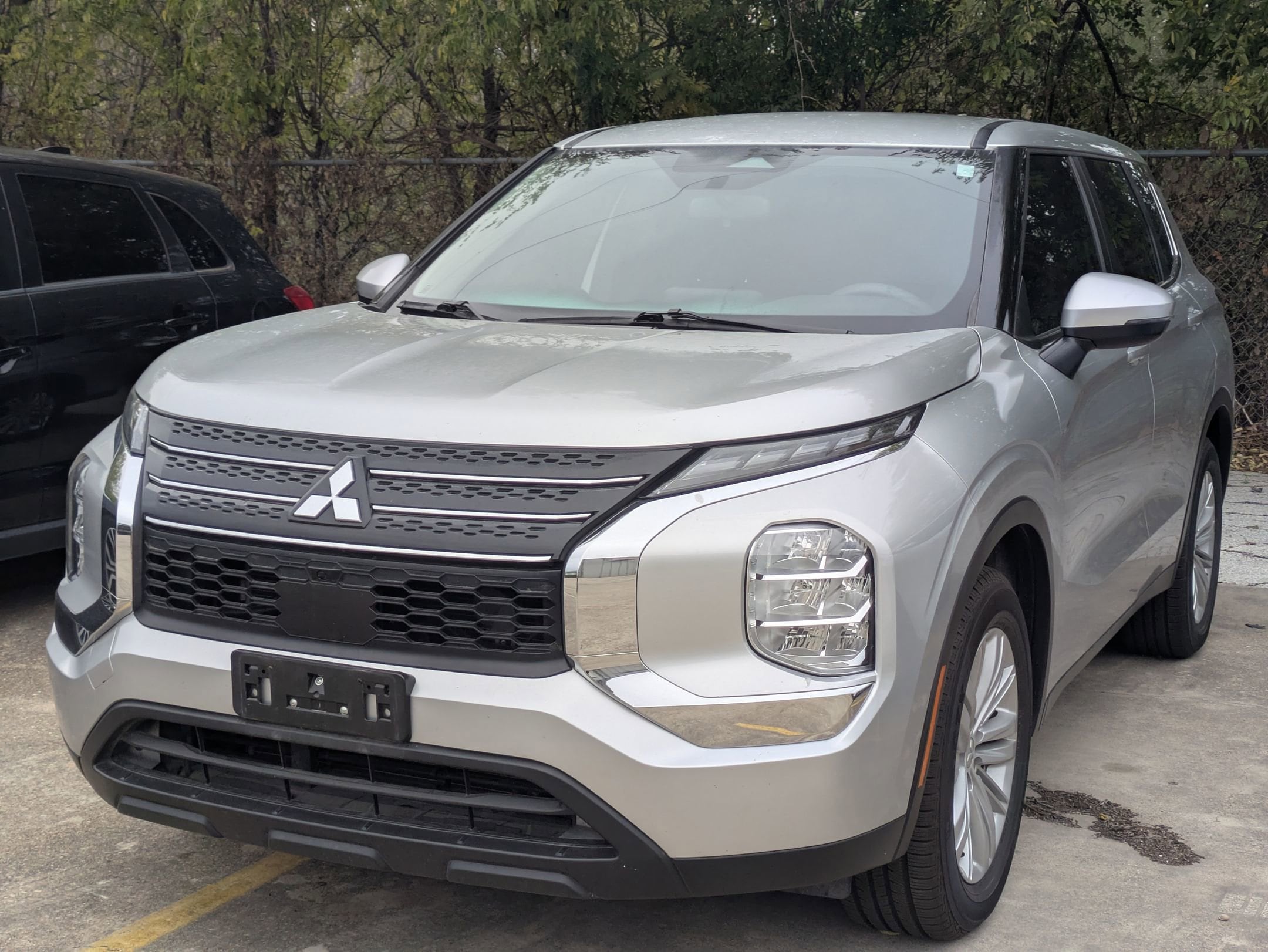 2024 Mitsubishi Outlander ES's photo