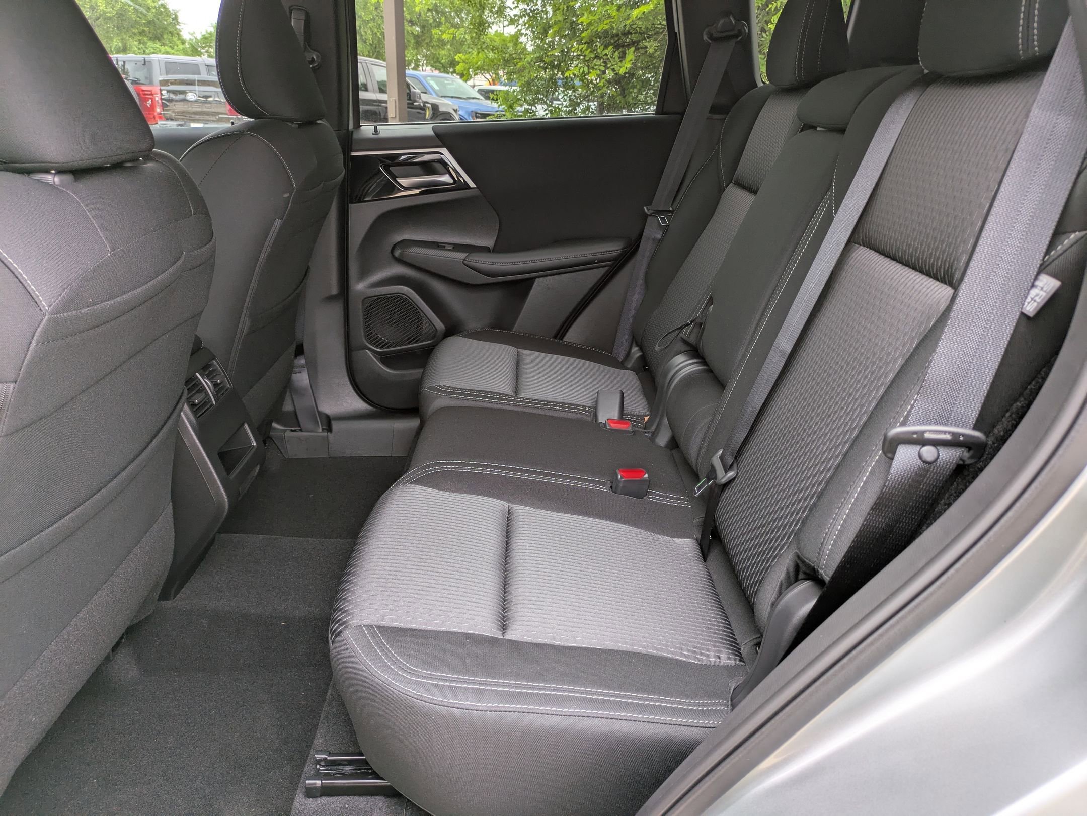 2024 Mitsubishi Outlander ES - Photo 13