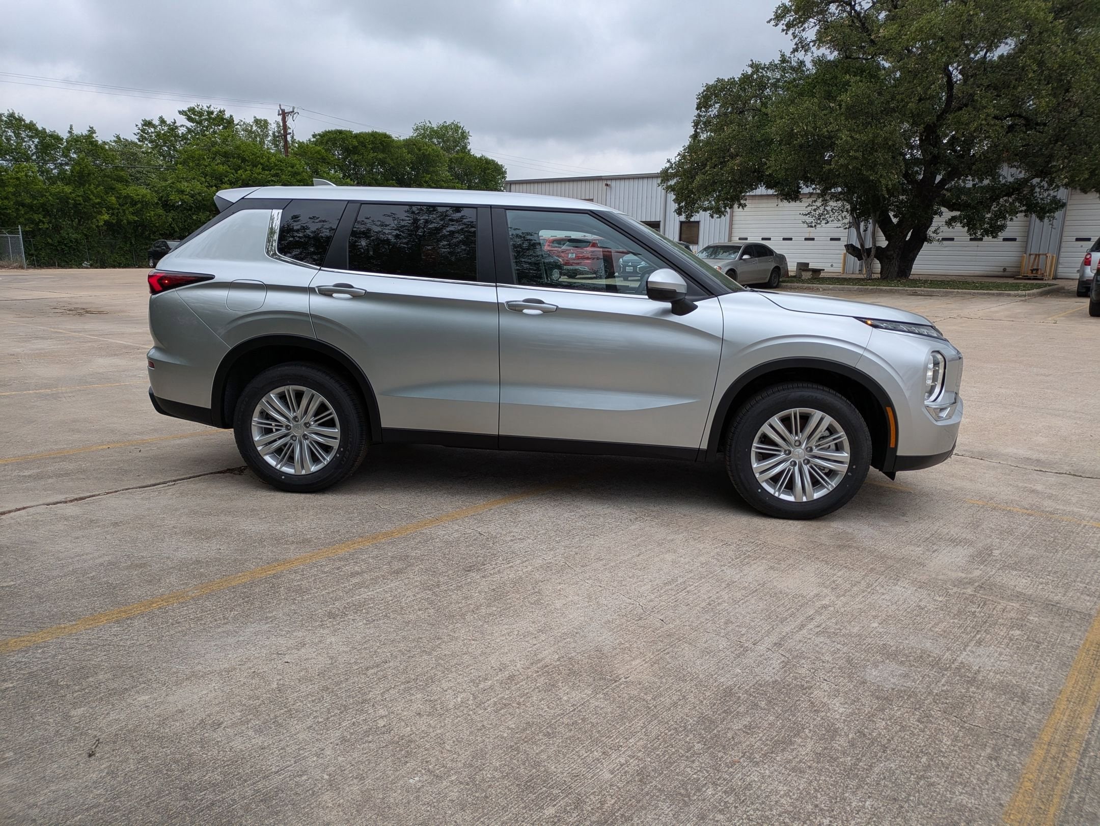 2024 Mitsubishi Outlander ES - Photo 6