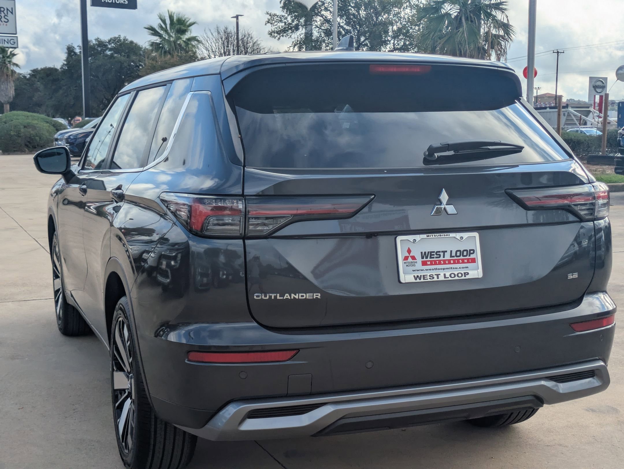 2025 Mitsubishi Outlander SE photo 3