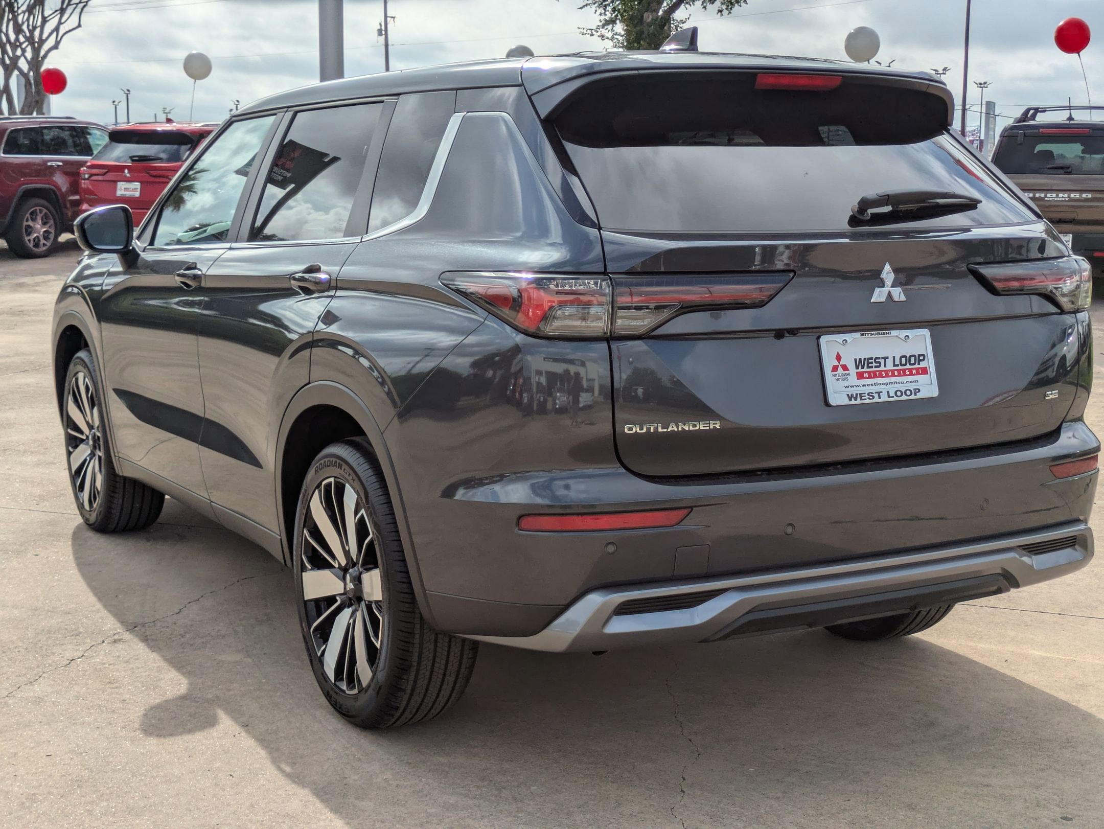 2025 Mitsubishi Outlander SE photo 2