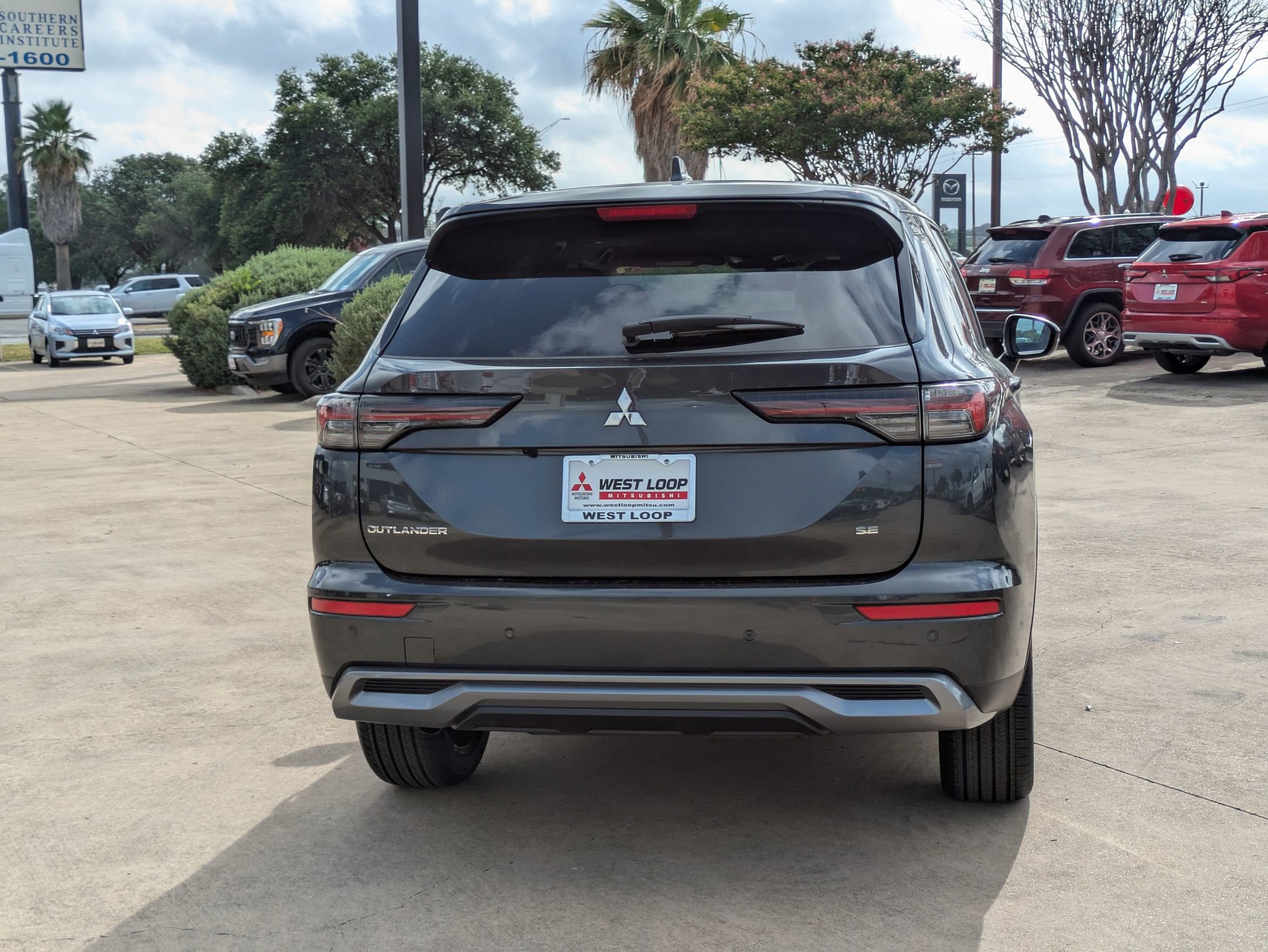 2025 Mitsubishi Outlander SE photo 3