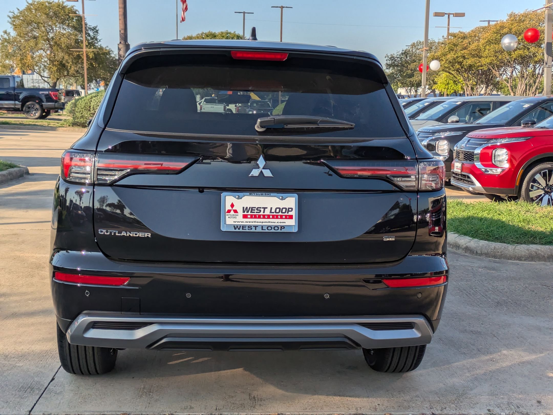 2025 Mitsubishi Outlander SE photo 2