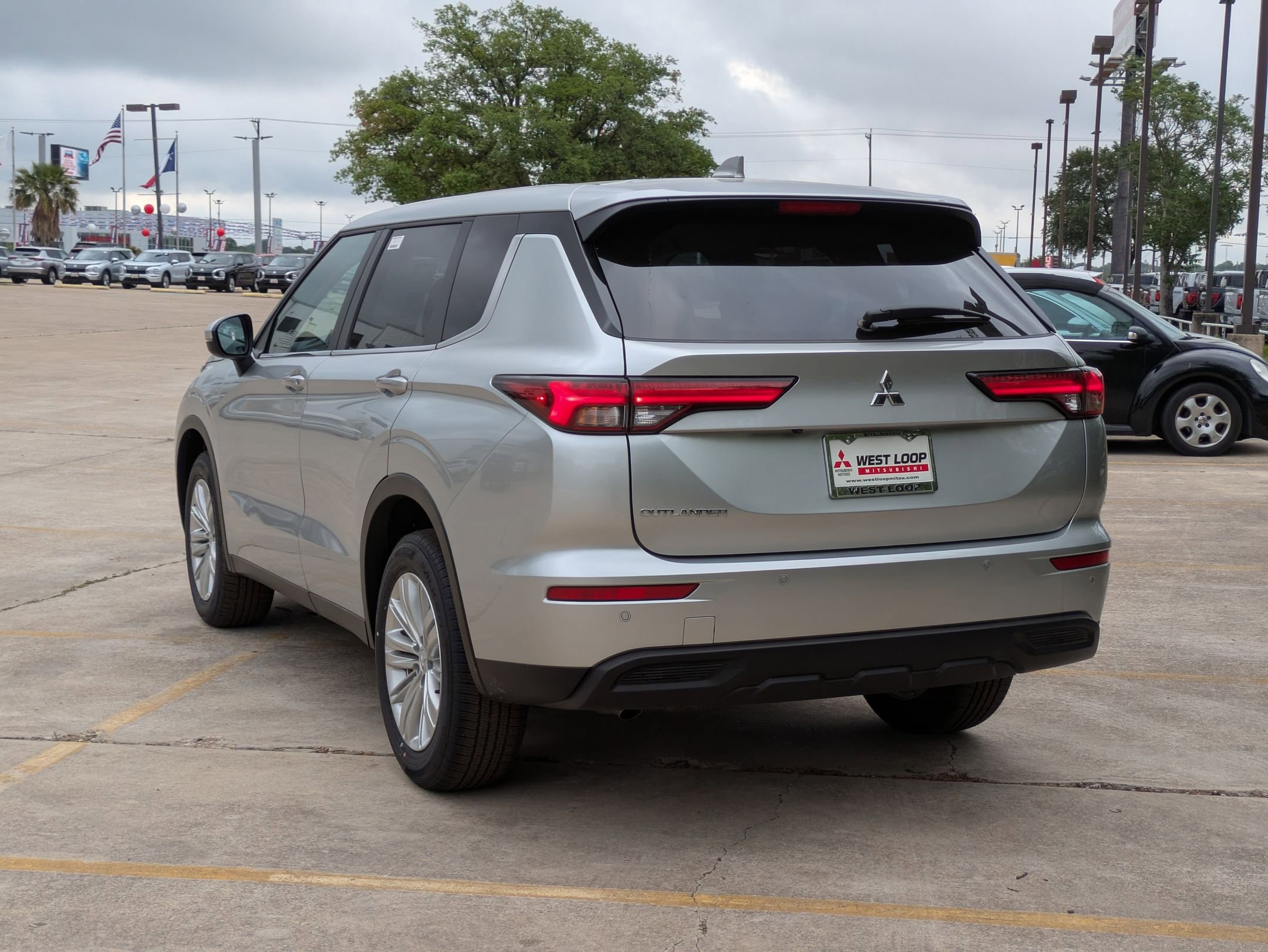 2024 Mitsubishi Outlander ES photo 3