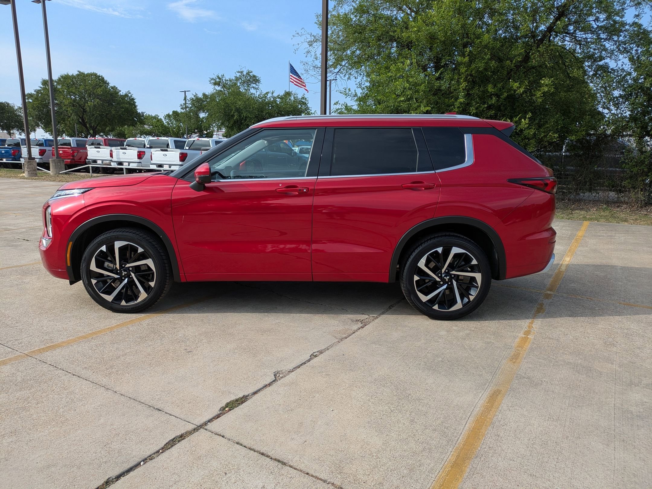 2024 Mitsubishi Outlander SEL photo 2