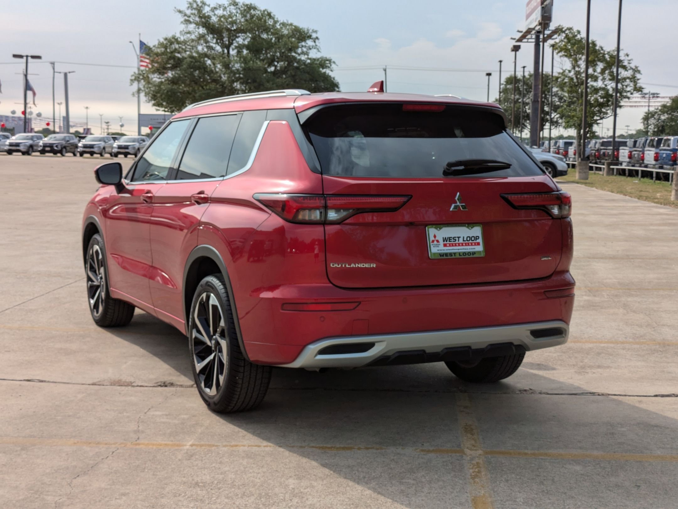 2024 Mitsubishi Outlander SEL photo 3