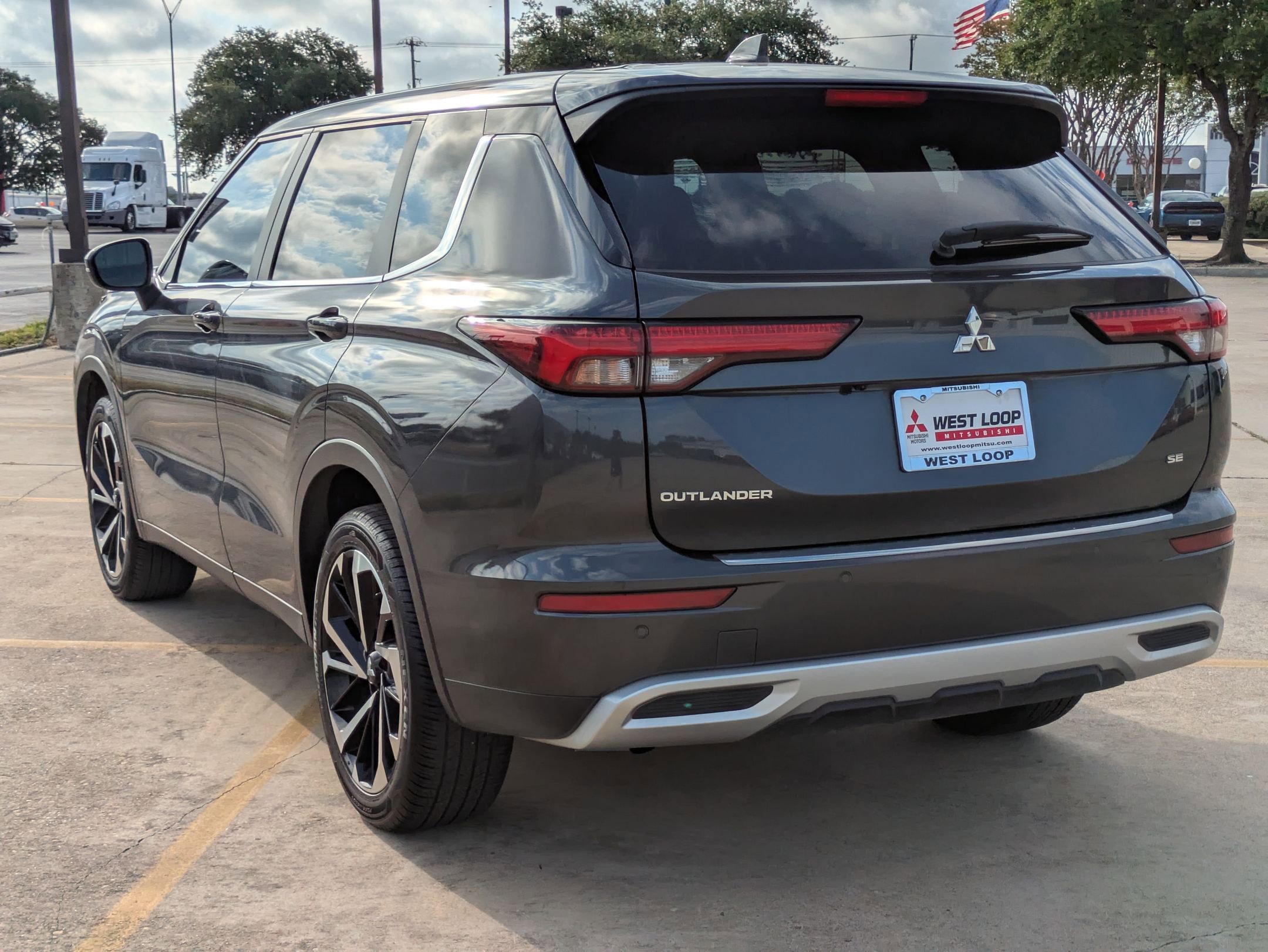 2024 Mitsubishi Outlander SE photo 2